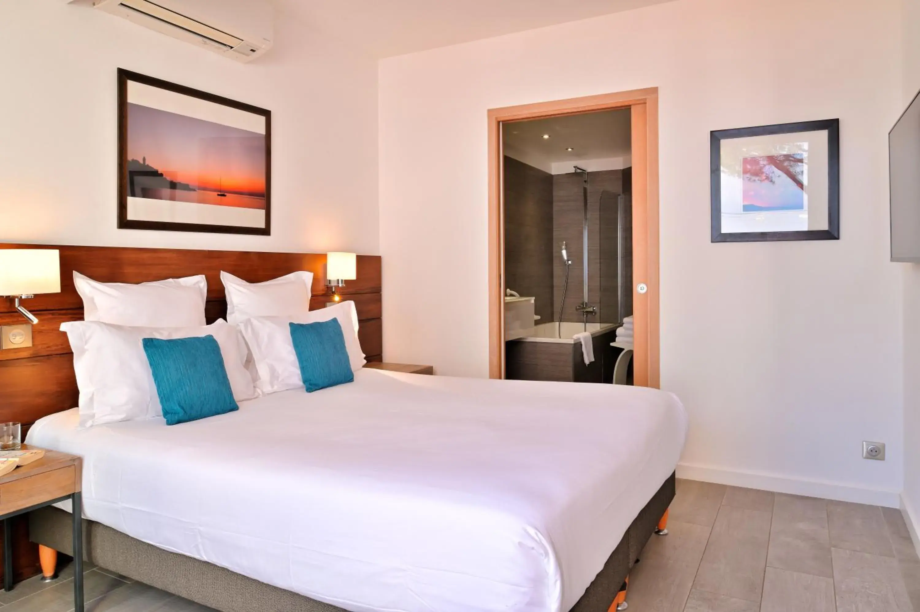 Bed in Hôtel La Roya Bed in Hôtel La Roya