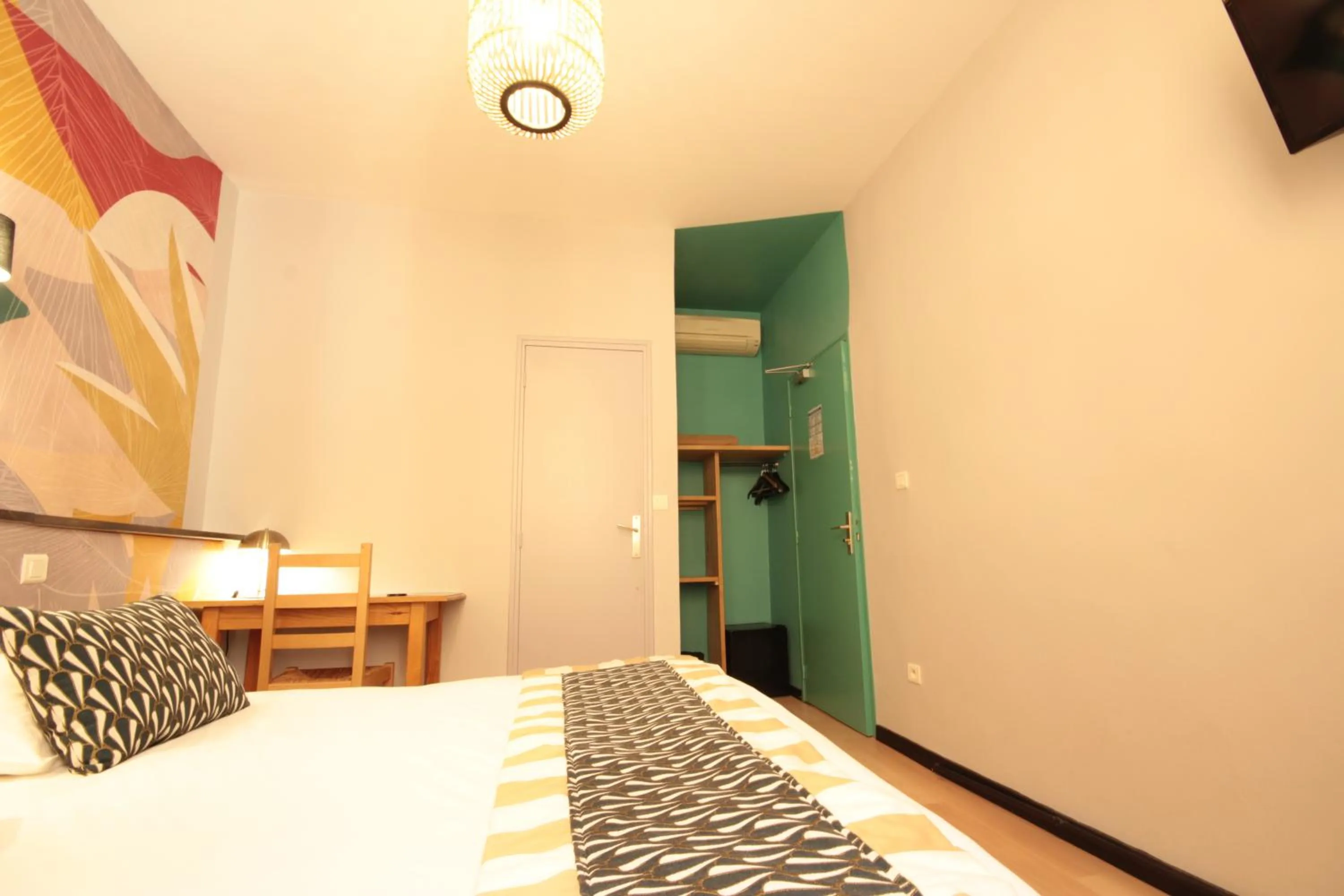 Bed in Hôtel Des Arts, Artisanal et Indépendant