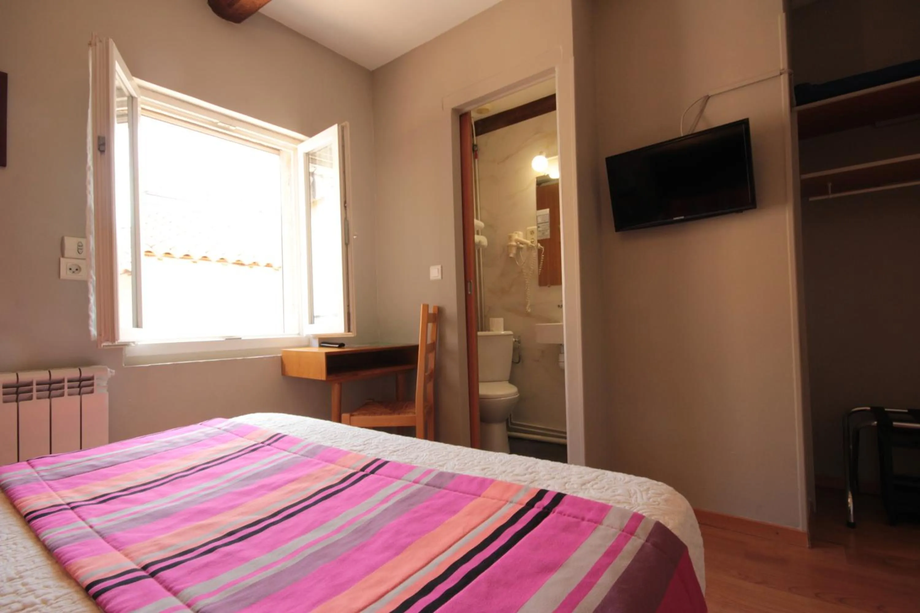 Bed in Hôtel Des Arts, Artisanal et Indépendant