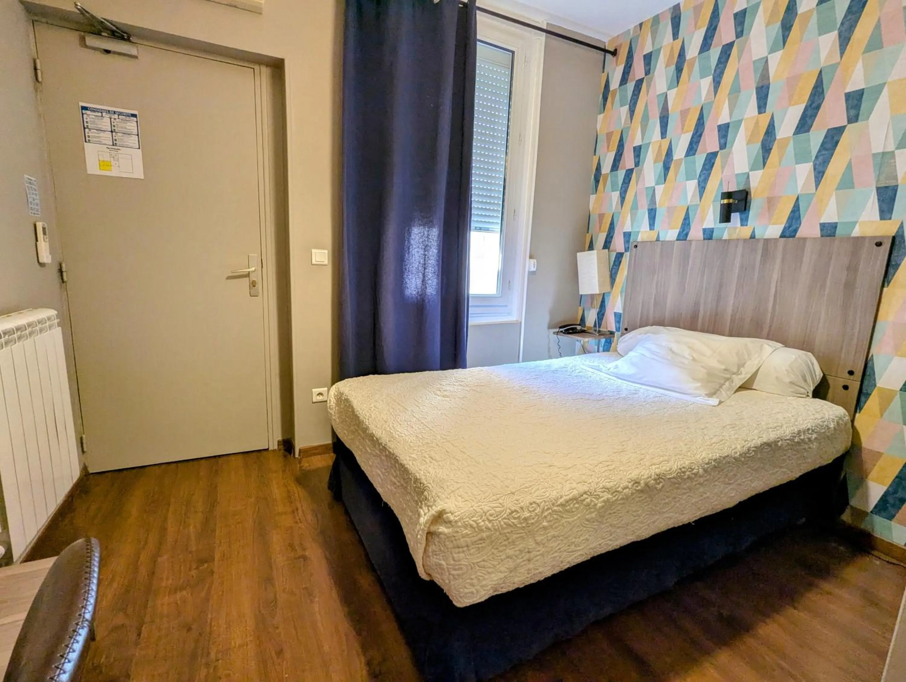 Bedroom, Bed in Hôtel Des Arts, Artisanal et Indépendant