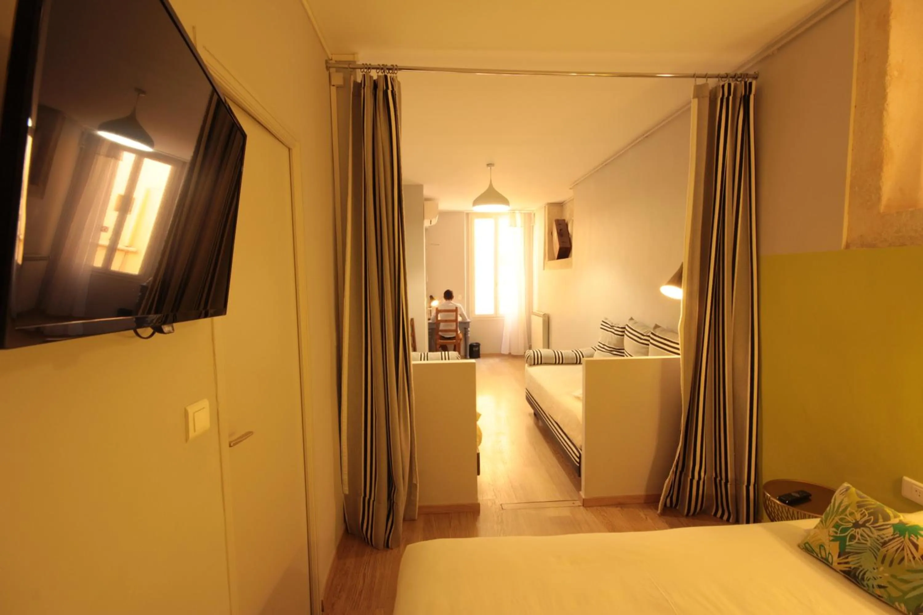 Bed in Hôtel Des Arts, Artisanal et Indépendant