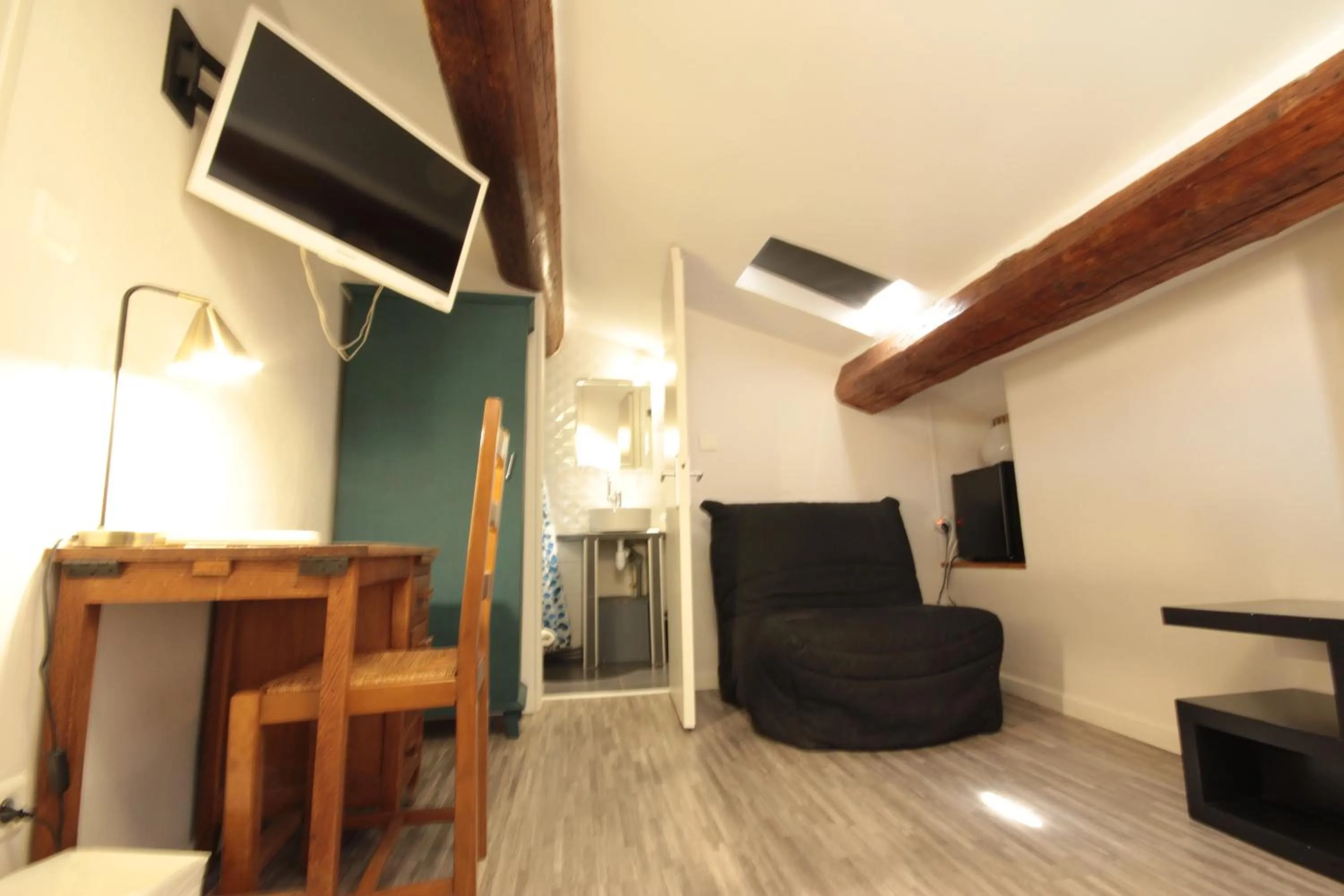 Photo of the whole room in Hôtel Des Arts, Artisanal et Indépendant