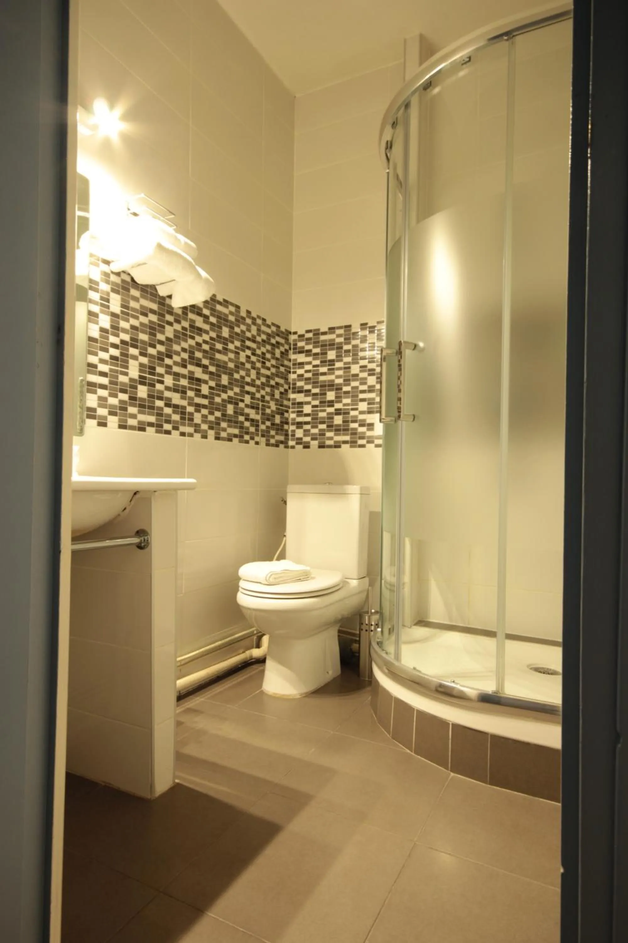 Shower in Hôtel Des Arts, Artisanal et Indépendant