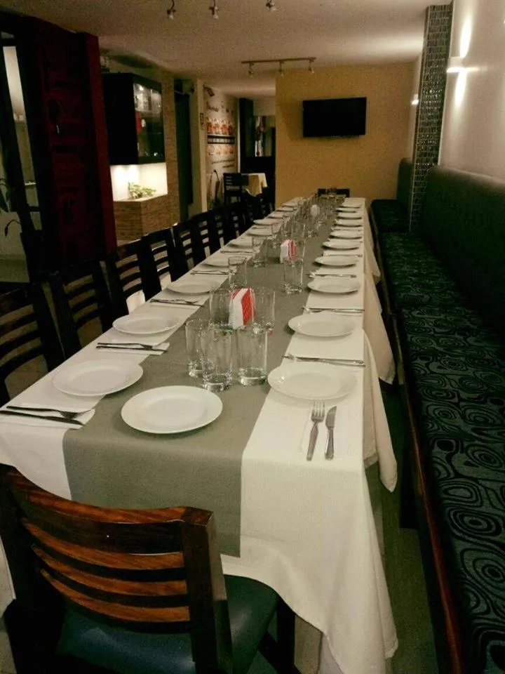 Restaurant/places to eat in Country Hotel