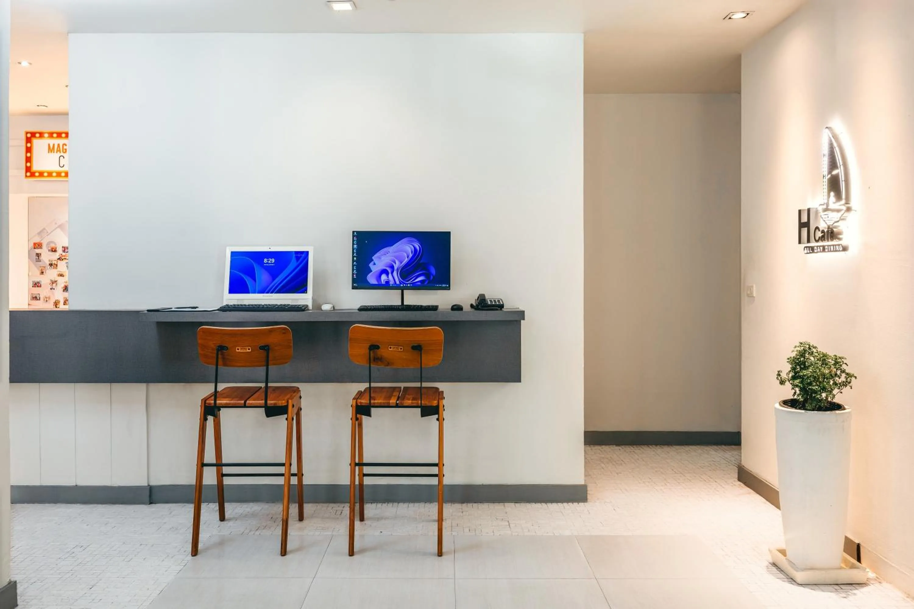 Seating area in Heeton Concept Hotel Pattaya by Compass Hospitality