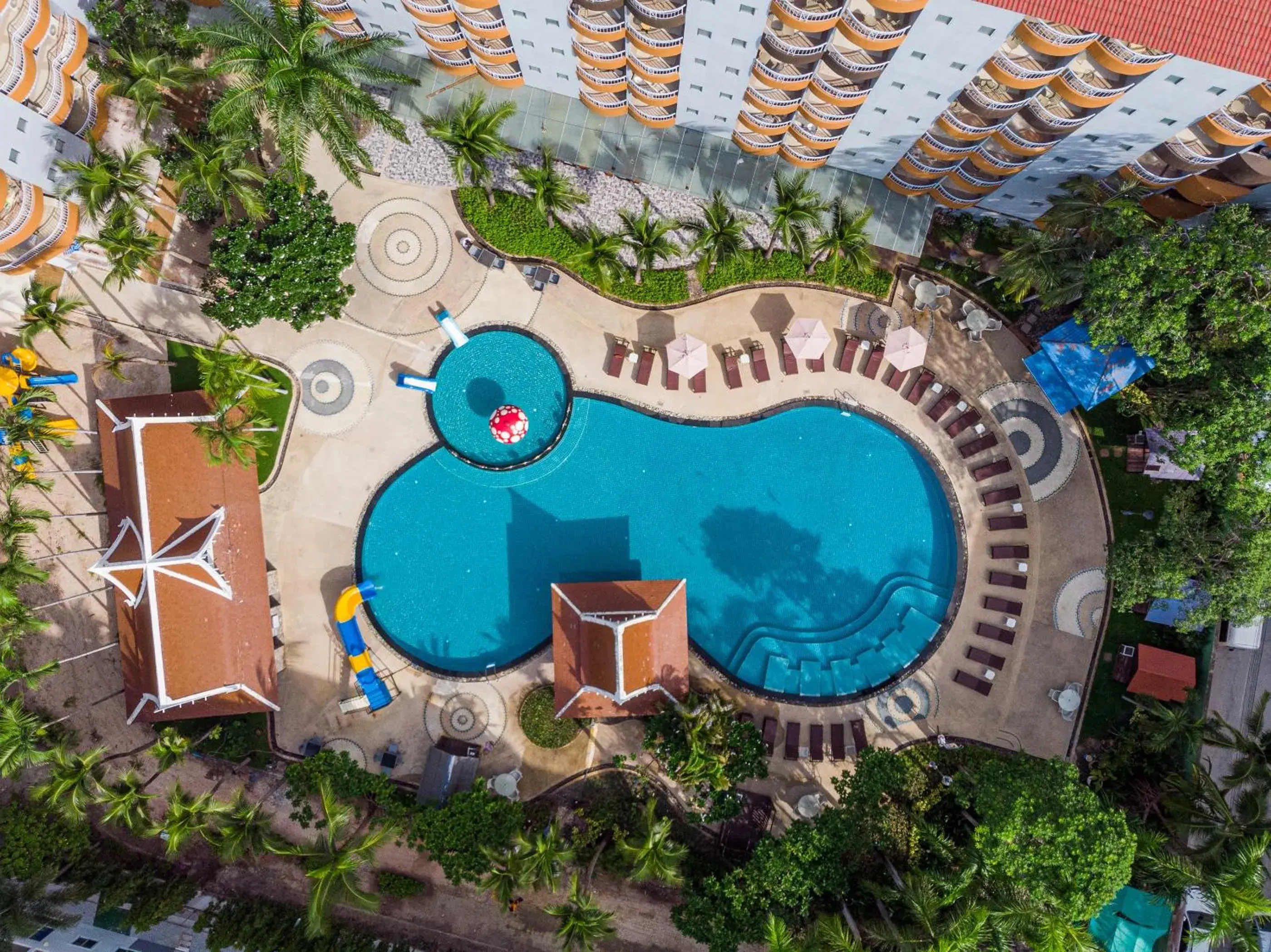 Swimming pool in Heeton Concept Hotel Pattaya by Compass Hospitality Swimming pool in Heeton Concept Hotel Pattaya by Compass Hospitality