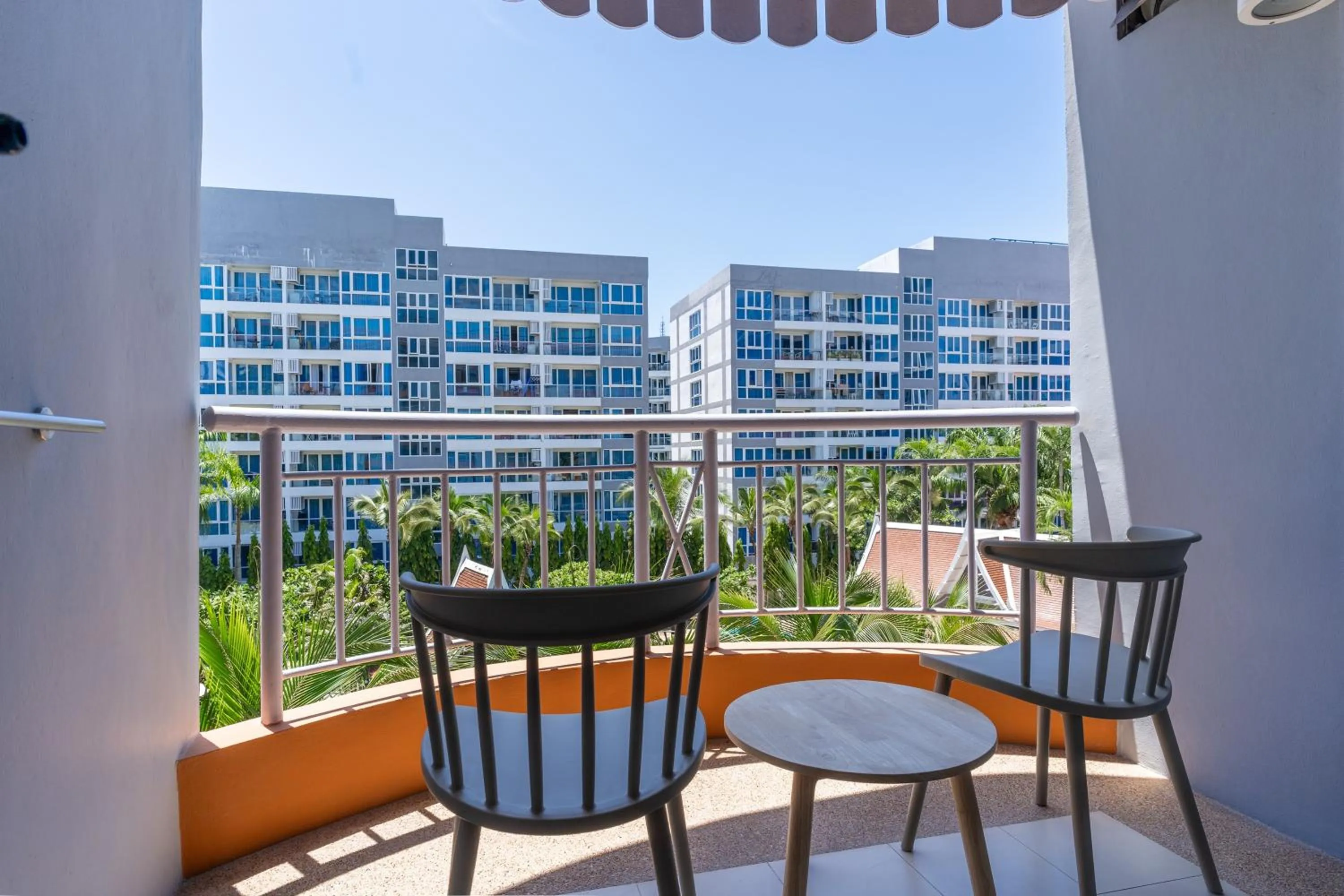Seating area in Heeton Concept Hotel Pattaya by Compass Hospitality