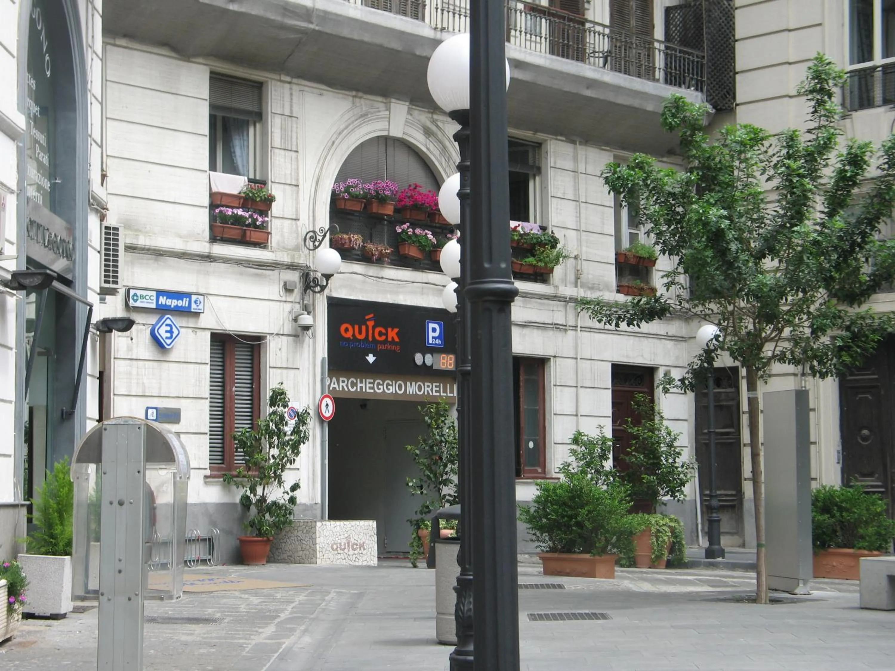 Facade/entrance in Bed morelli 49 , chiaia