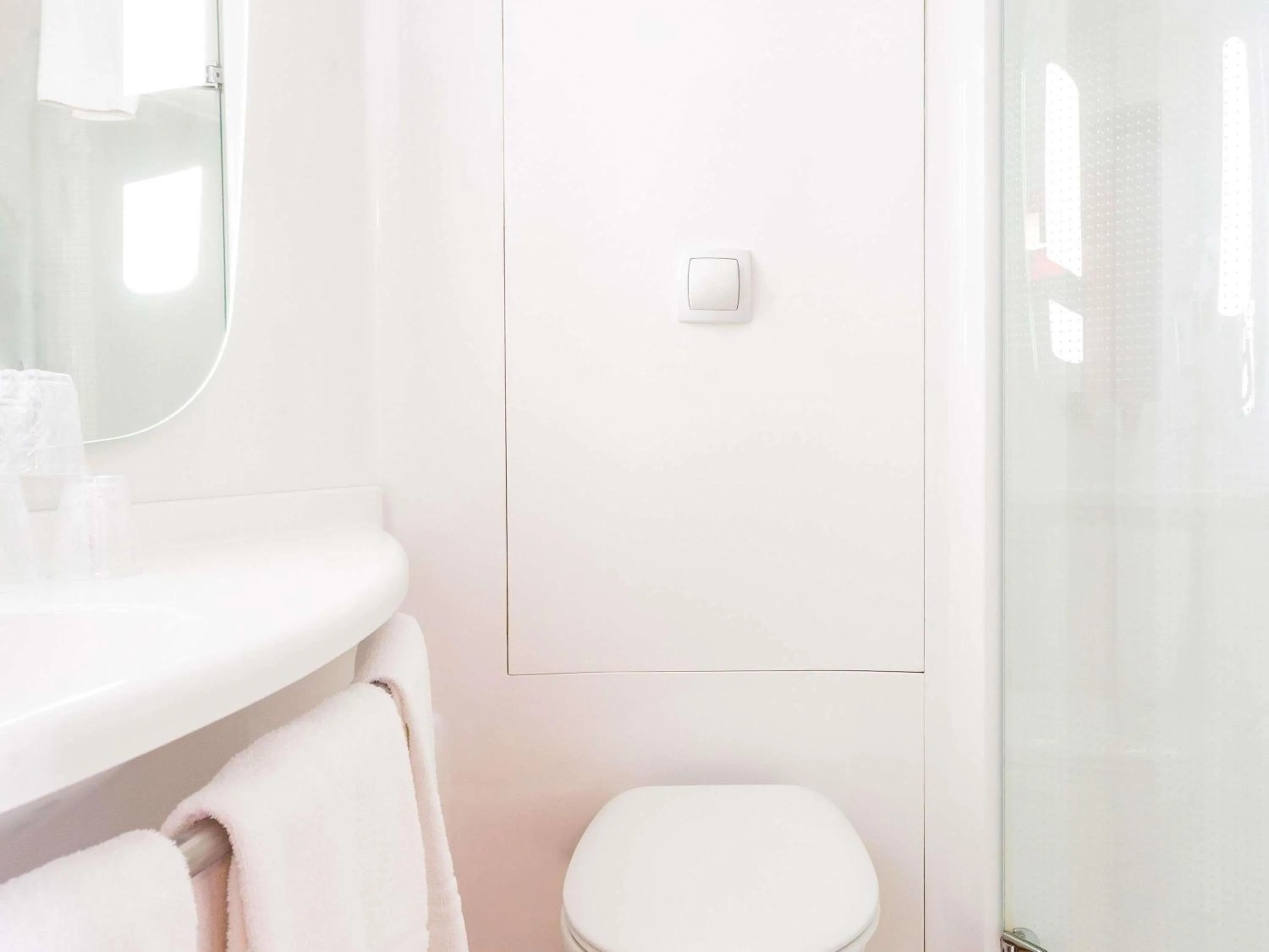 Bedroom in Ibis Elche