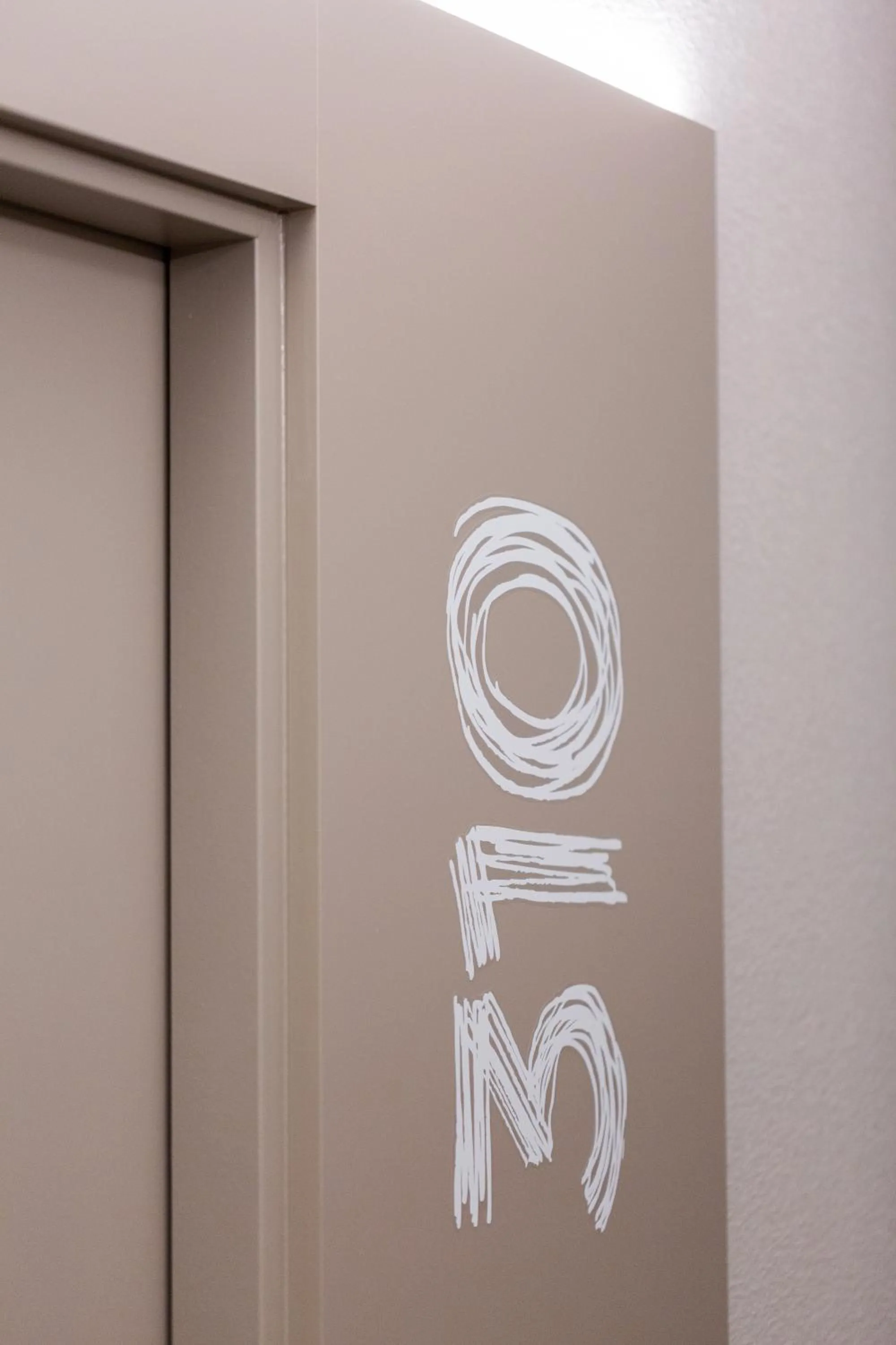 Text overlay in Ibis Elche