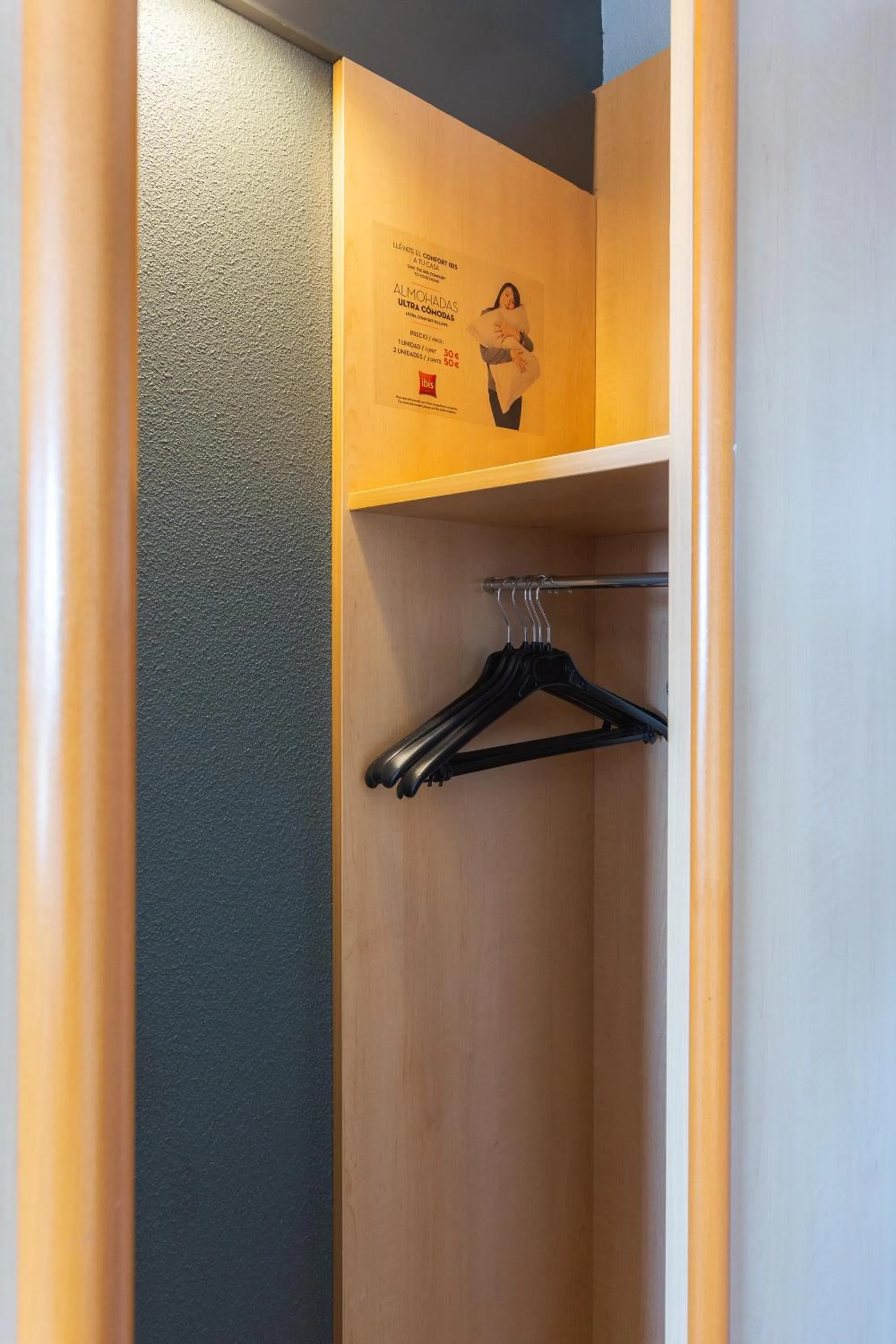 Bedroom in Ibis Elche