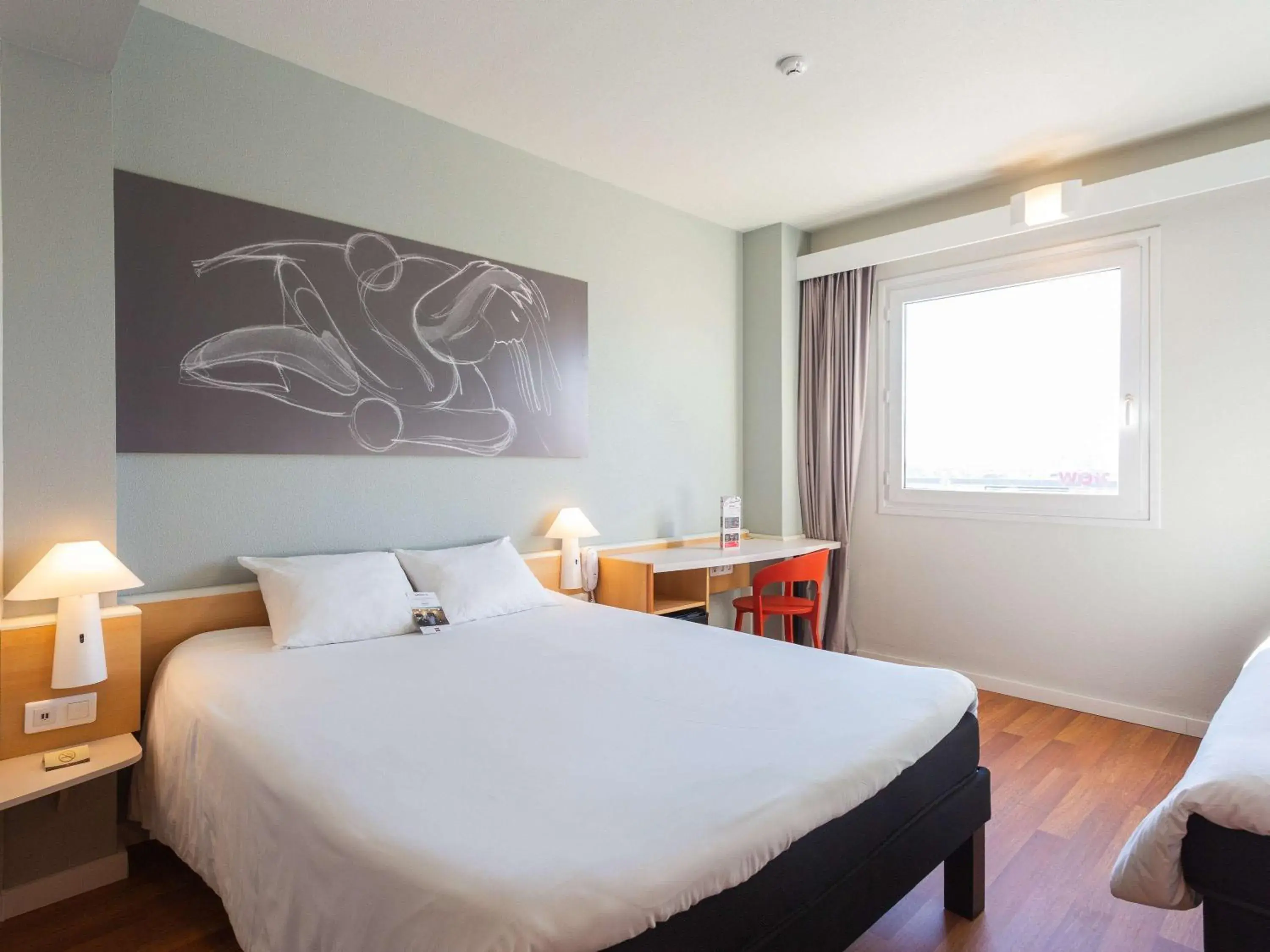 Photo of the whole room, Bed in Ibis Elche Photo of the whole room, Bed in Ibis Elche