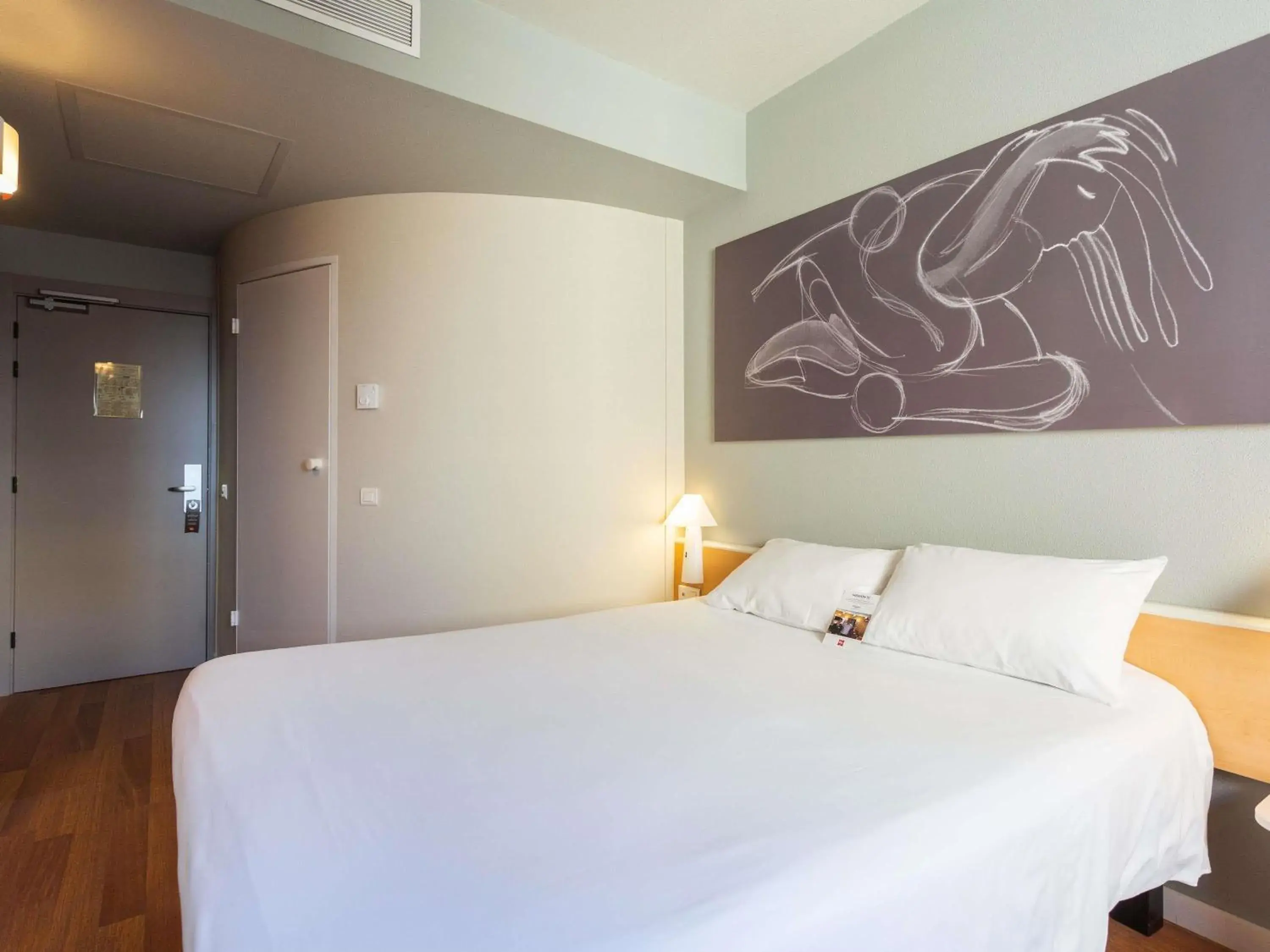 Bedroom, Bed in Ibis Elche Bedroom, Bed in Ibis Elche