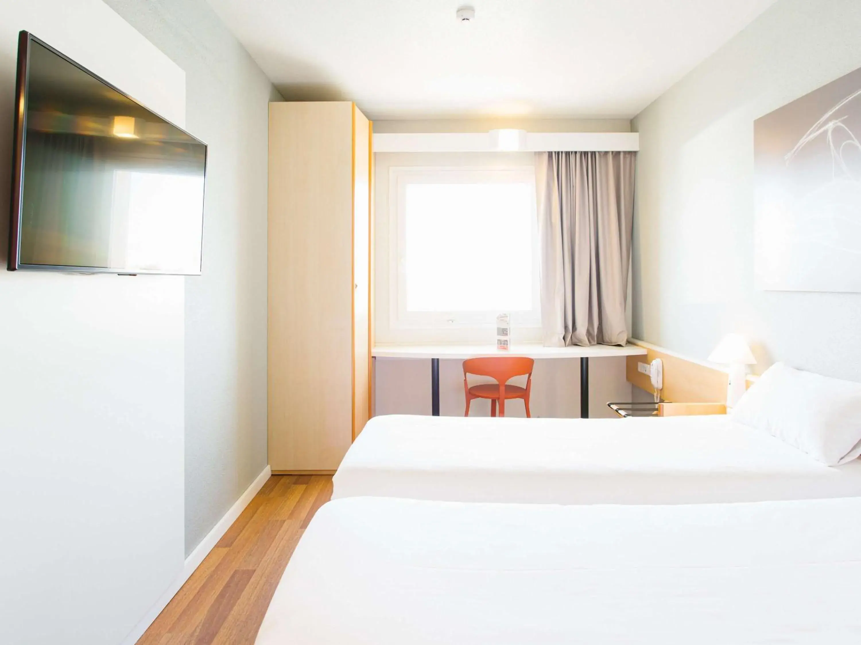Photo of the whole room, Bed in Ibis Elche Photo of the whole room, Bed in Ibis Elche