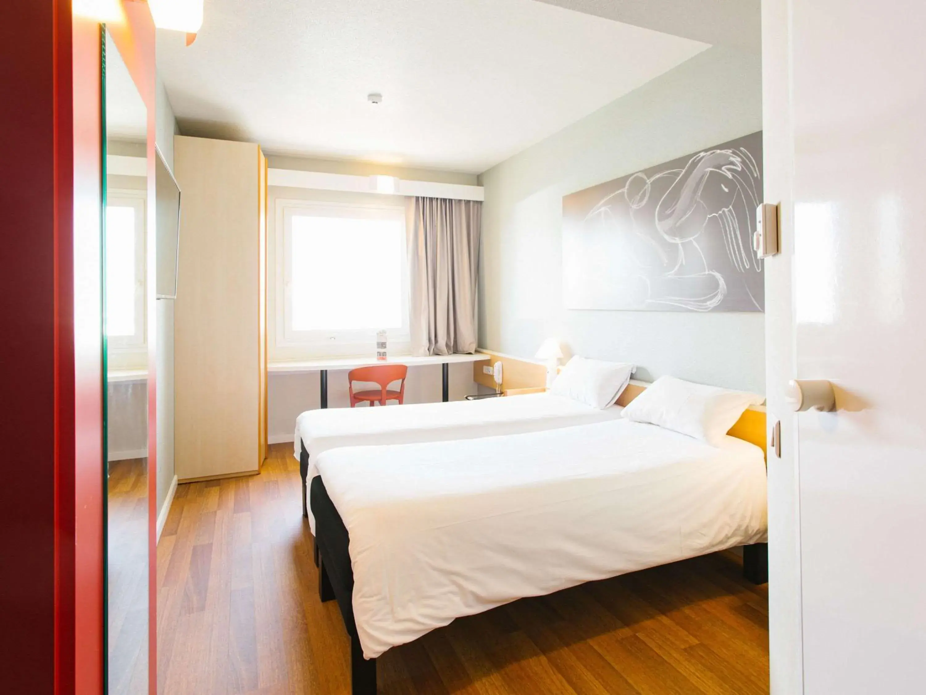 Photo of the whole room, Bed in Ibis Elche Photo of the whole room, Bed in Ibis Elche