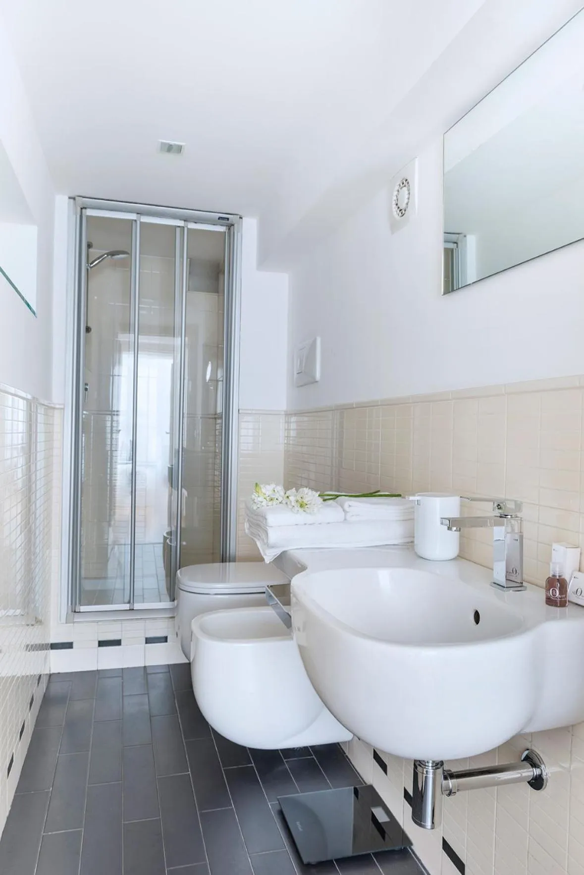 Shower in Fiorentini Residence NAPOLI