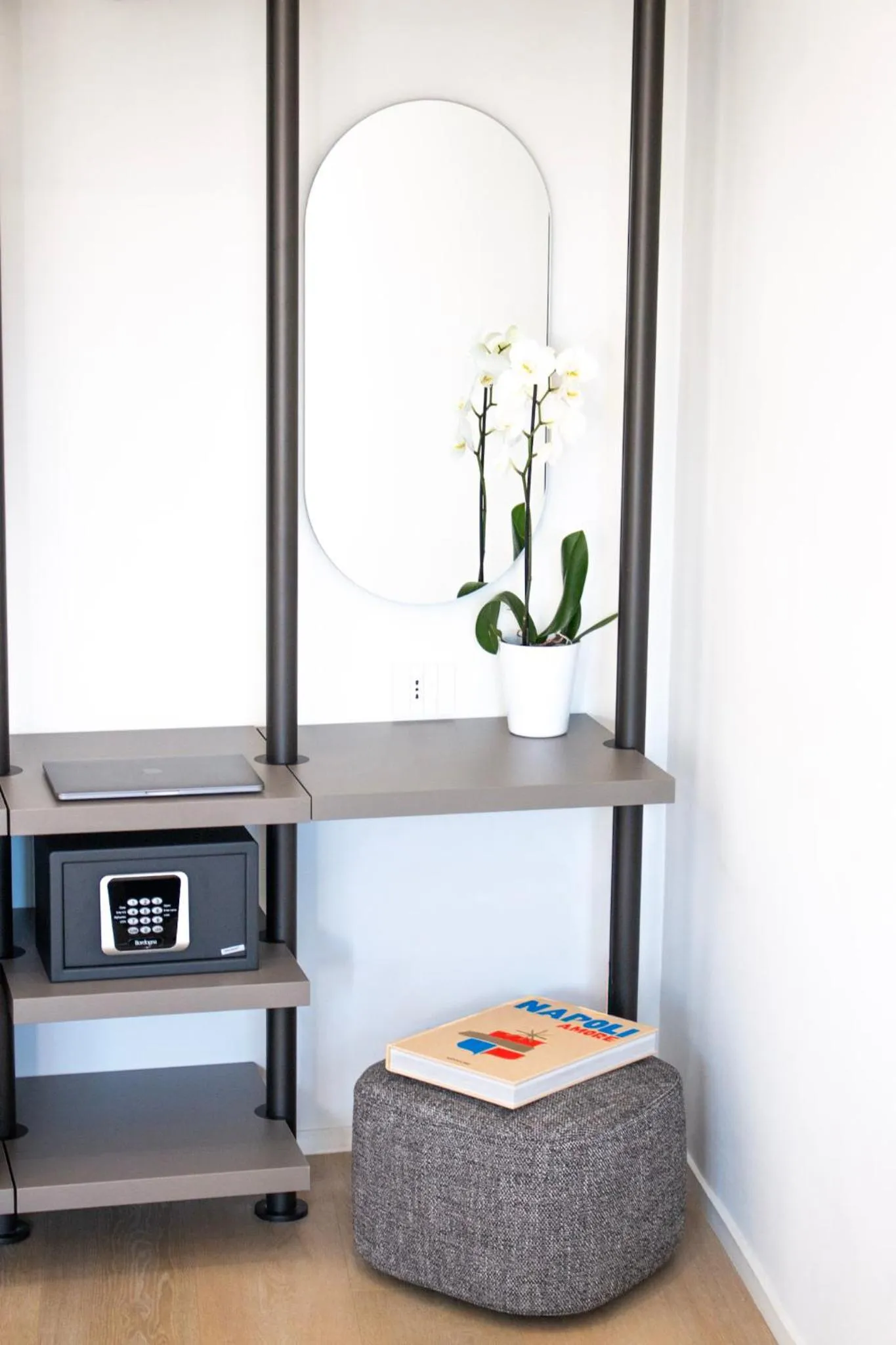 wardrobe in Fiorentini Residence NAPOLI