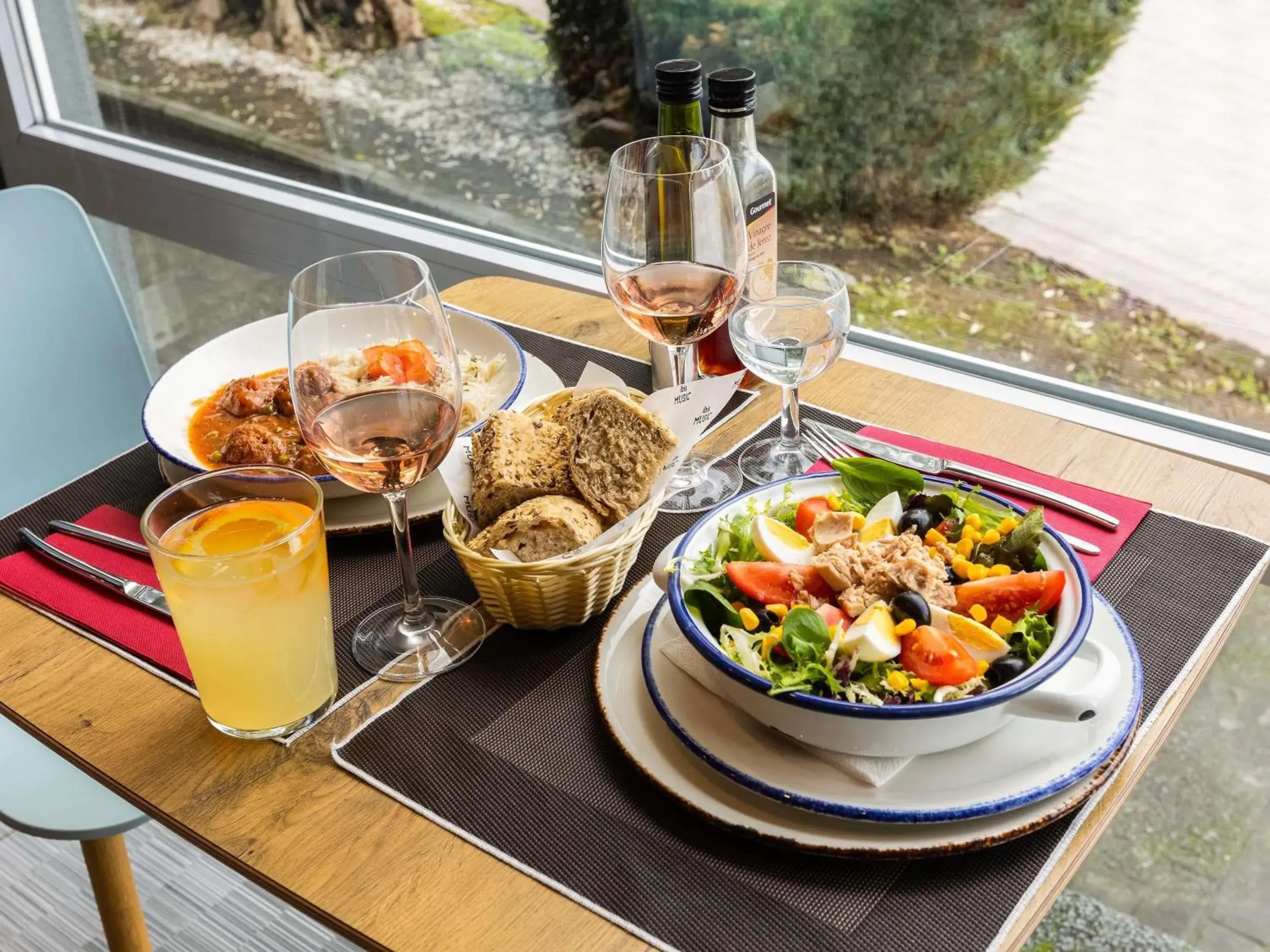 Lounge or bar in Ibis Bilbao Barakaldo Lounge or bar in Ibis Bilbao Barakaldo