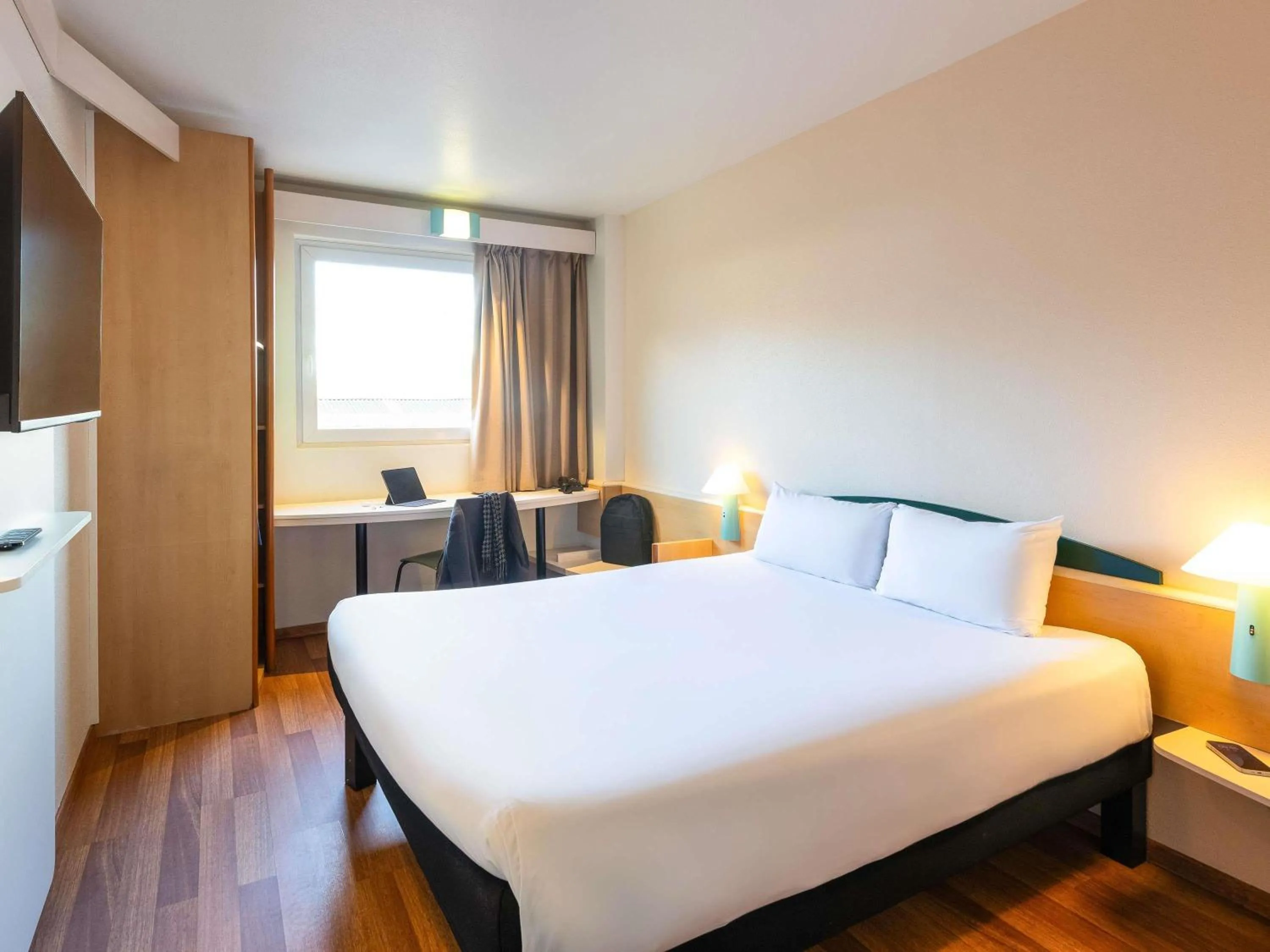 Property building, Bed in Ibis Bilbao Barakaldo