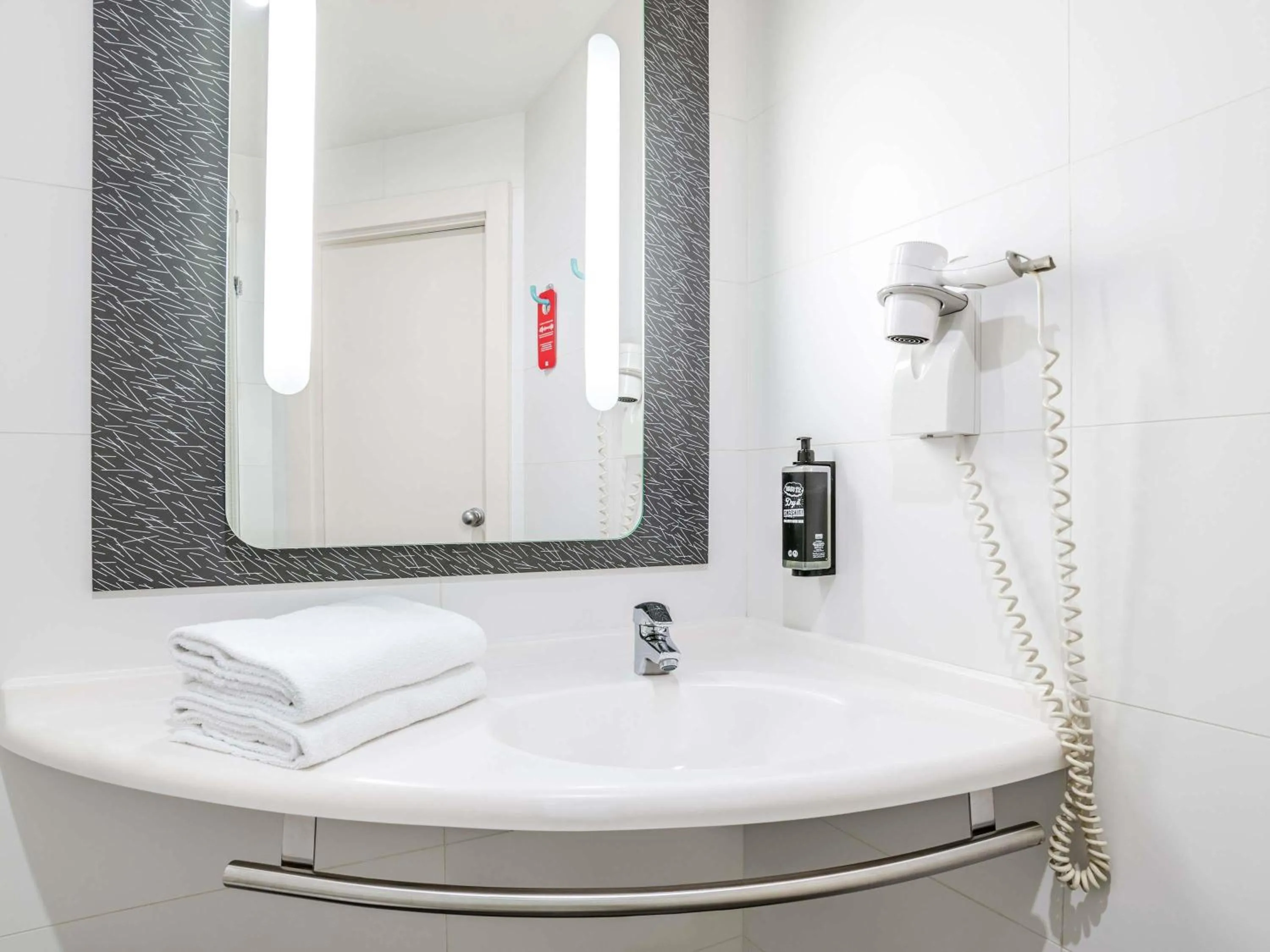 Bedroom in Ibis Bilbao Barakaldo