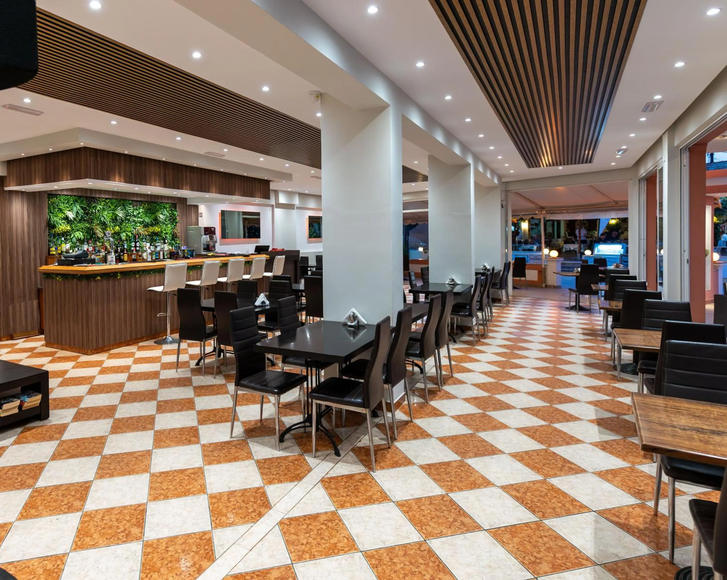 Restaurant/places to eat in Angelina Hotel & Apartments