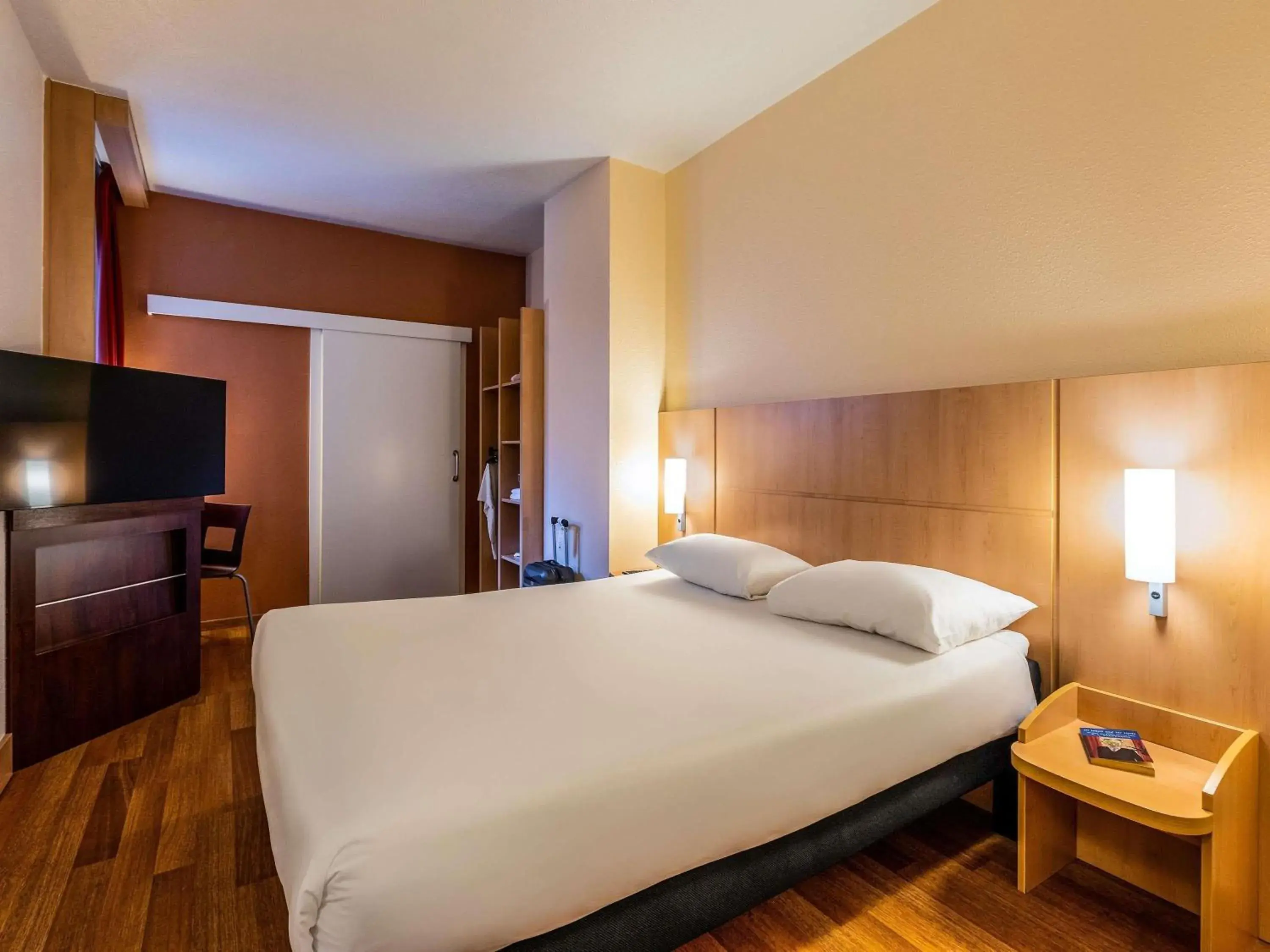 Bedroom, Bed in Ibis Bilbao Centro Bedroom, Bed in Ibis Bilbao Centro