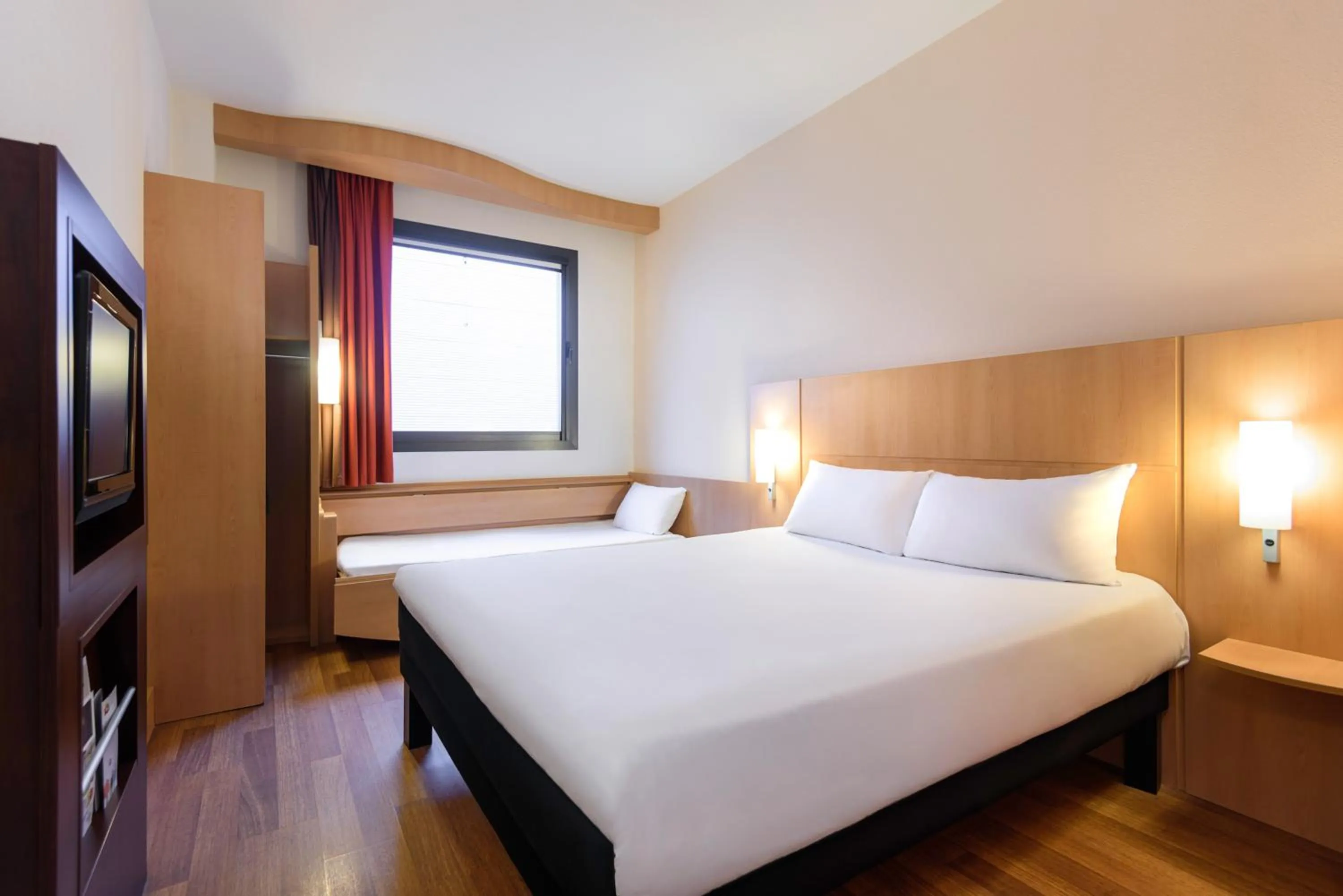 Photo of the whole room, Bed in Ibis Bilbao Centro