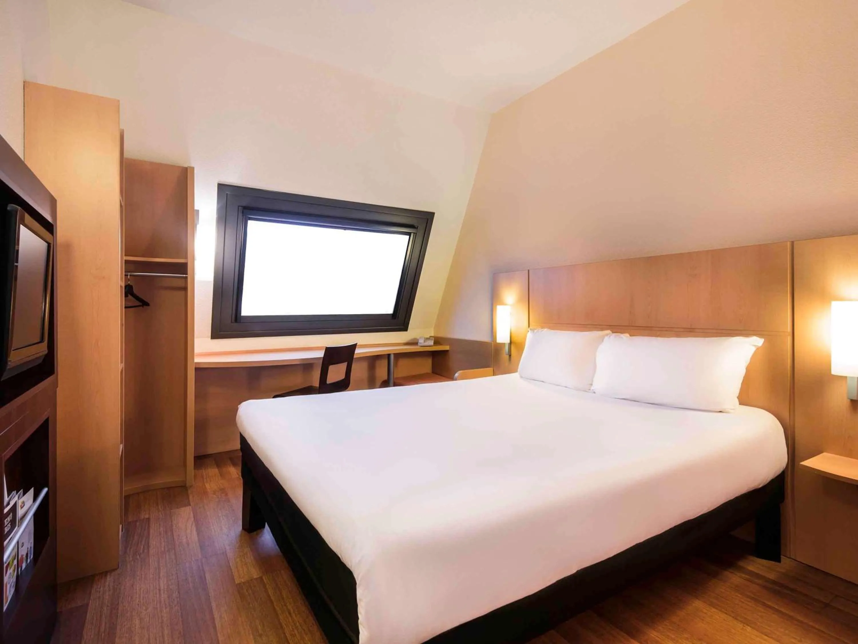 Photo of the whole room, Bed in Ibis Bilbao Centro