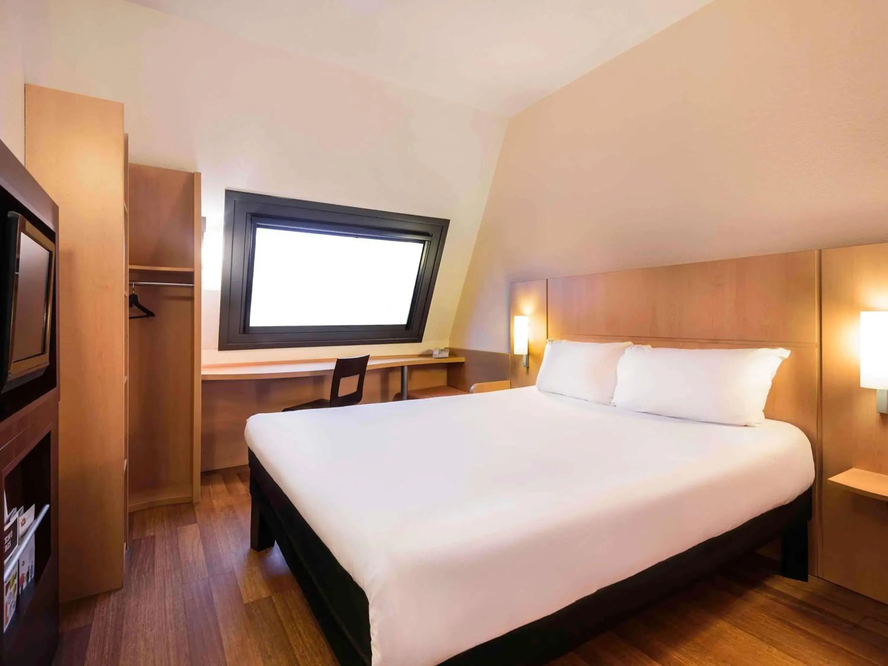 Bedroom, Bed in Ibis Bilbao Centro Bedroom, Bed in Ibis Bilbao Centro