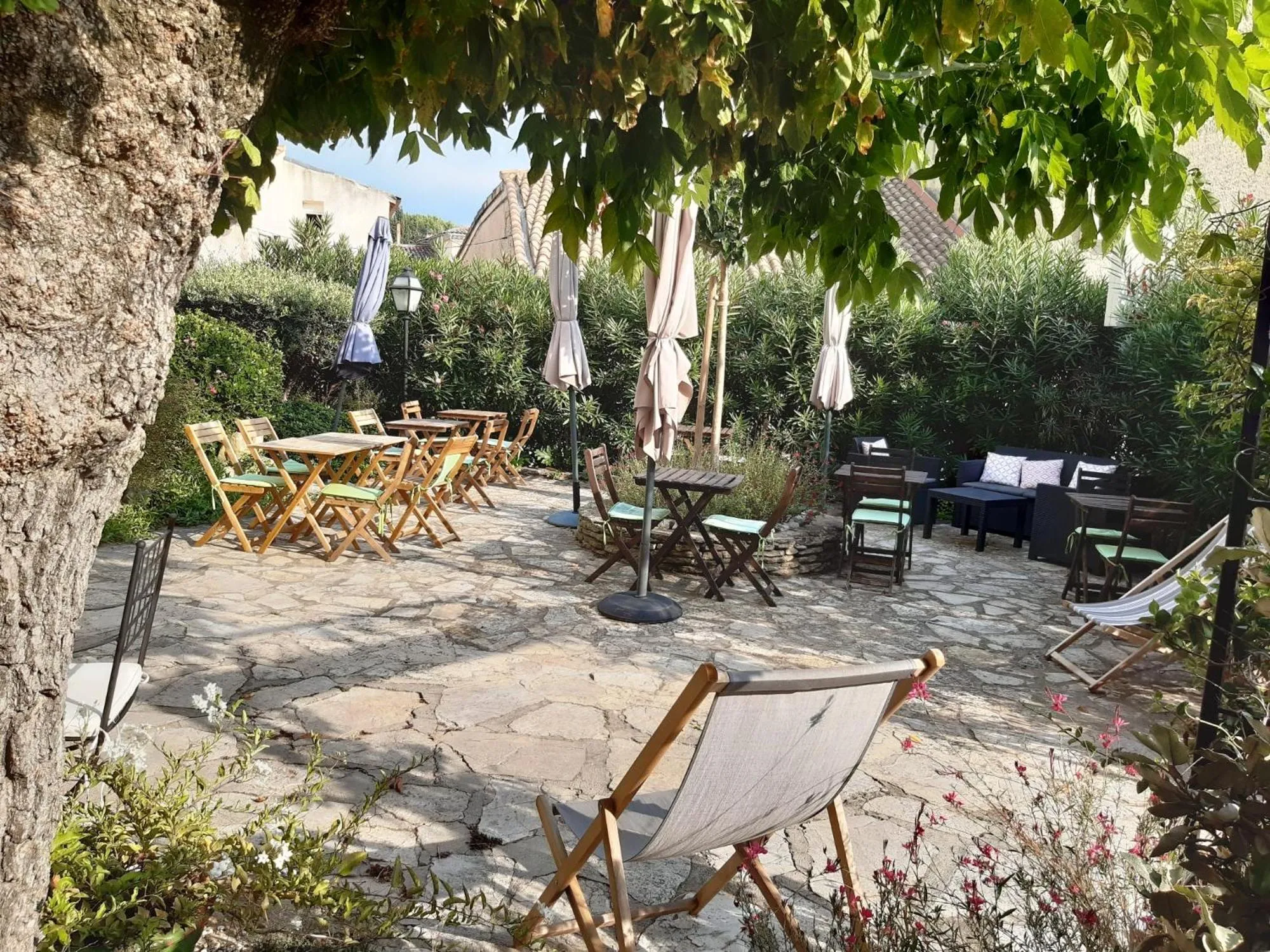 Patio in Hôtel Le Siècle
