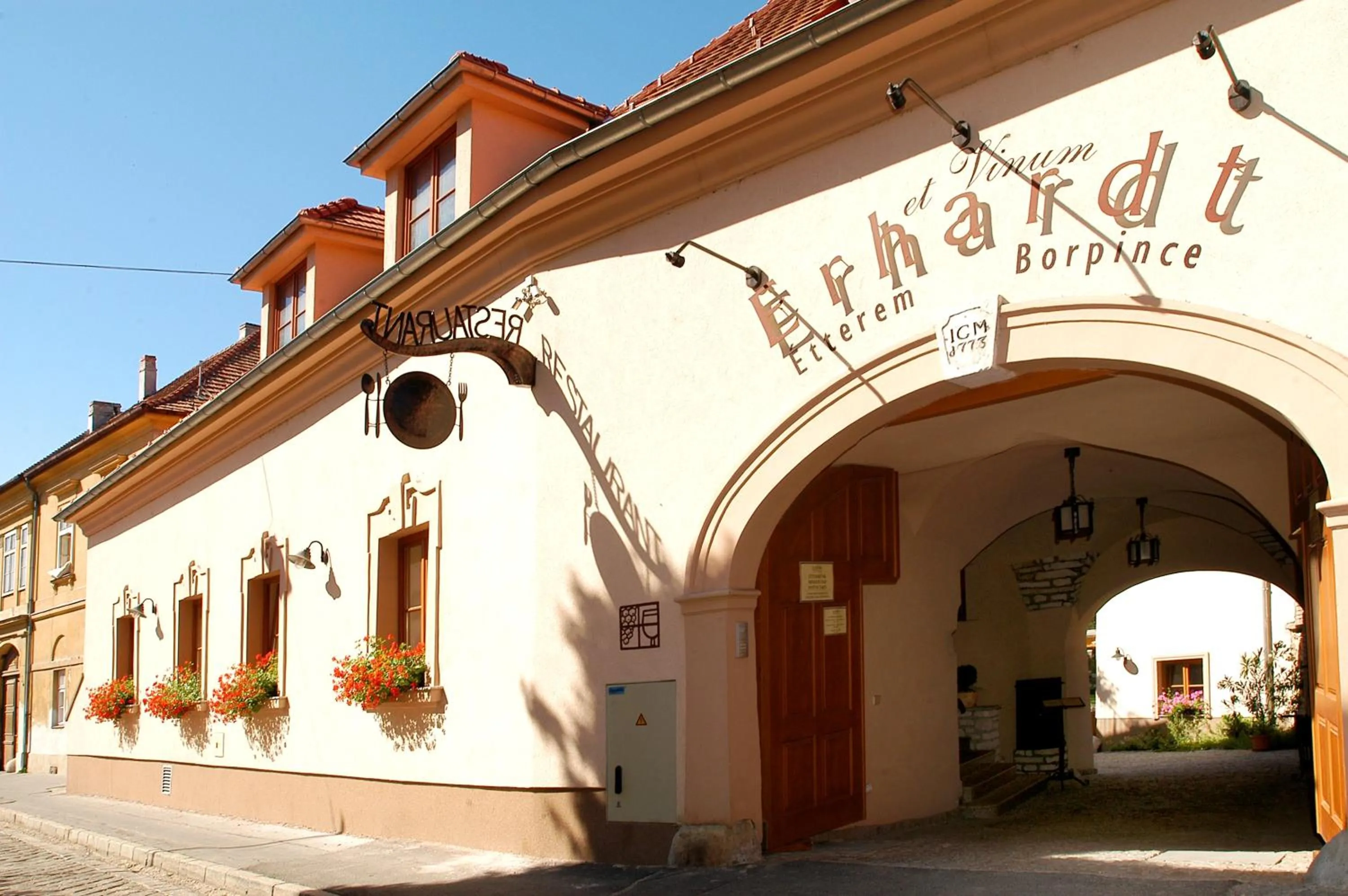 Restaurant/places to eat in Erhardt Panzió