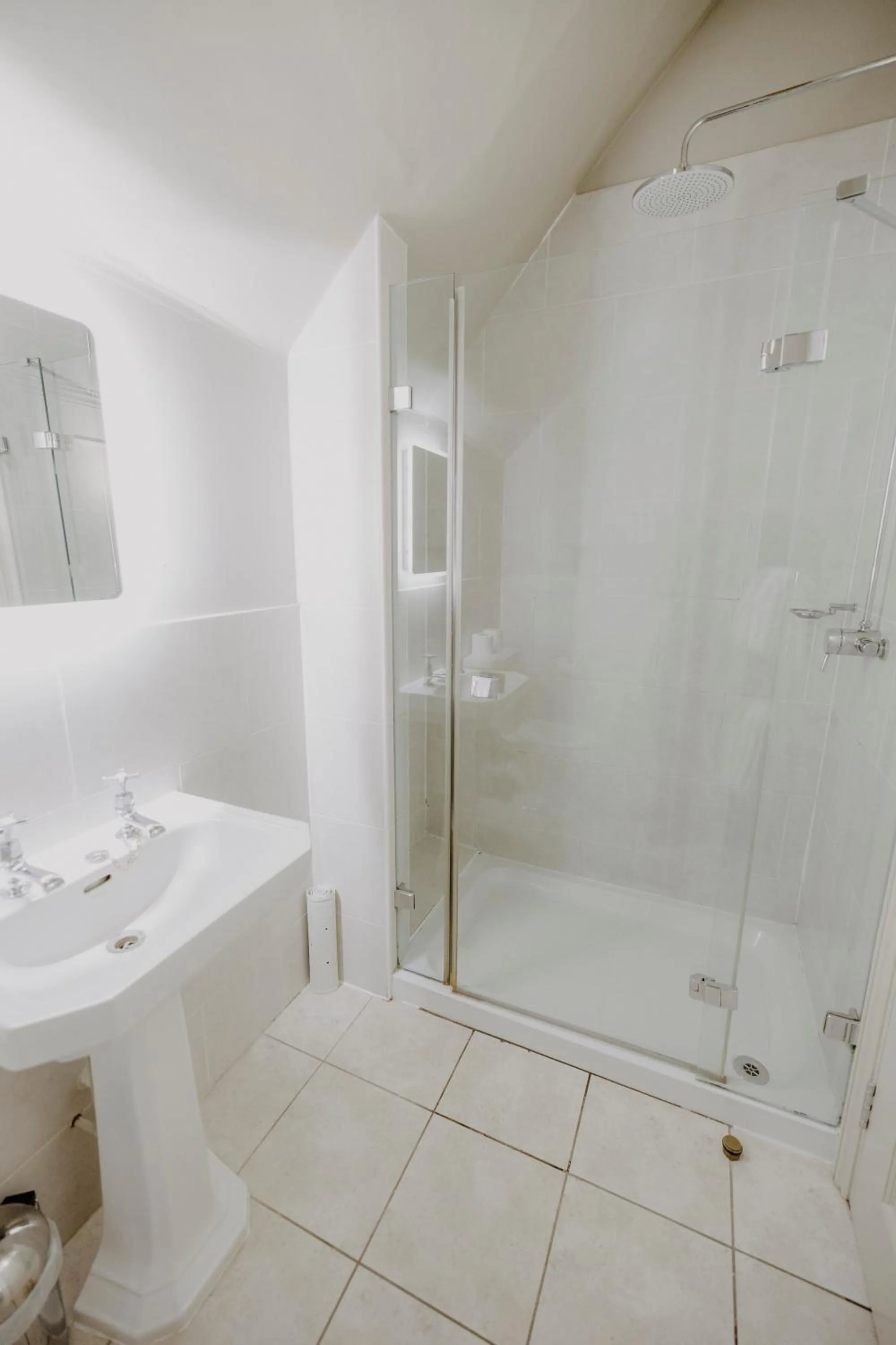 Bathroom in The Bull And Swan