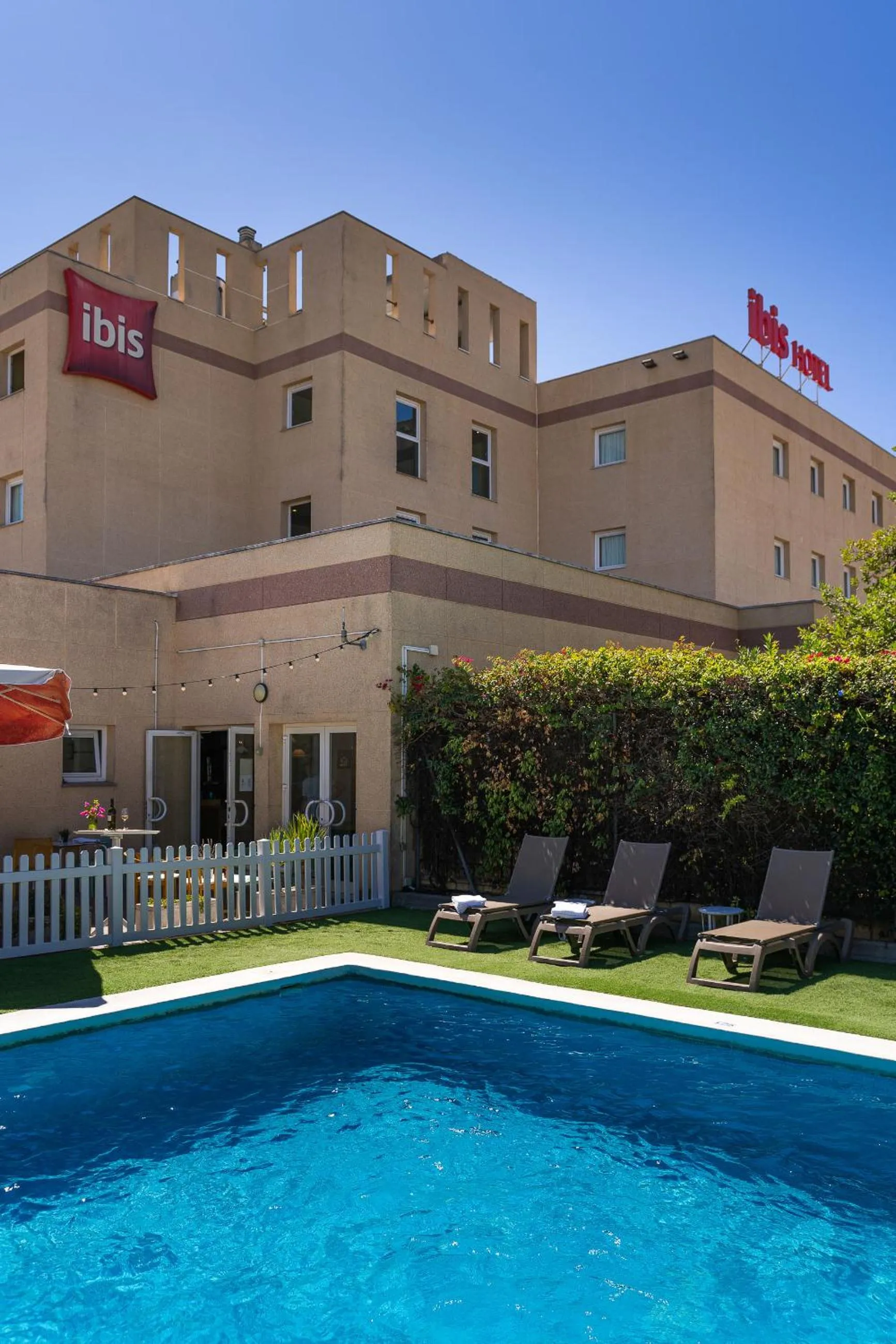 Swimming pool in Ibis Jerez De La Frontera Cadiz