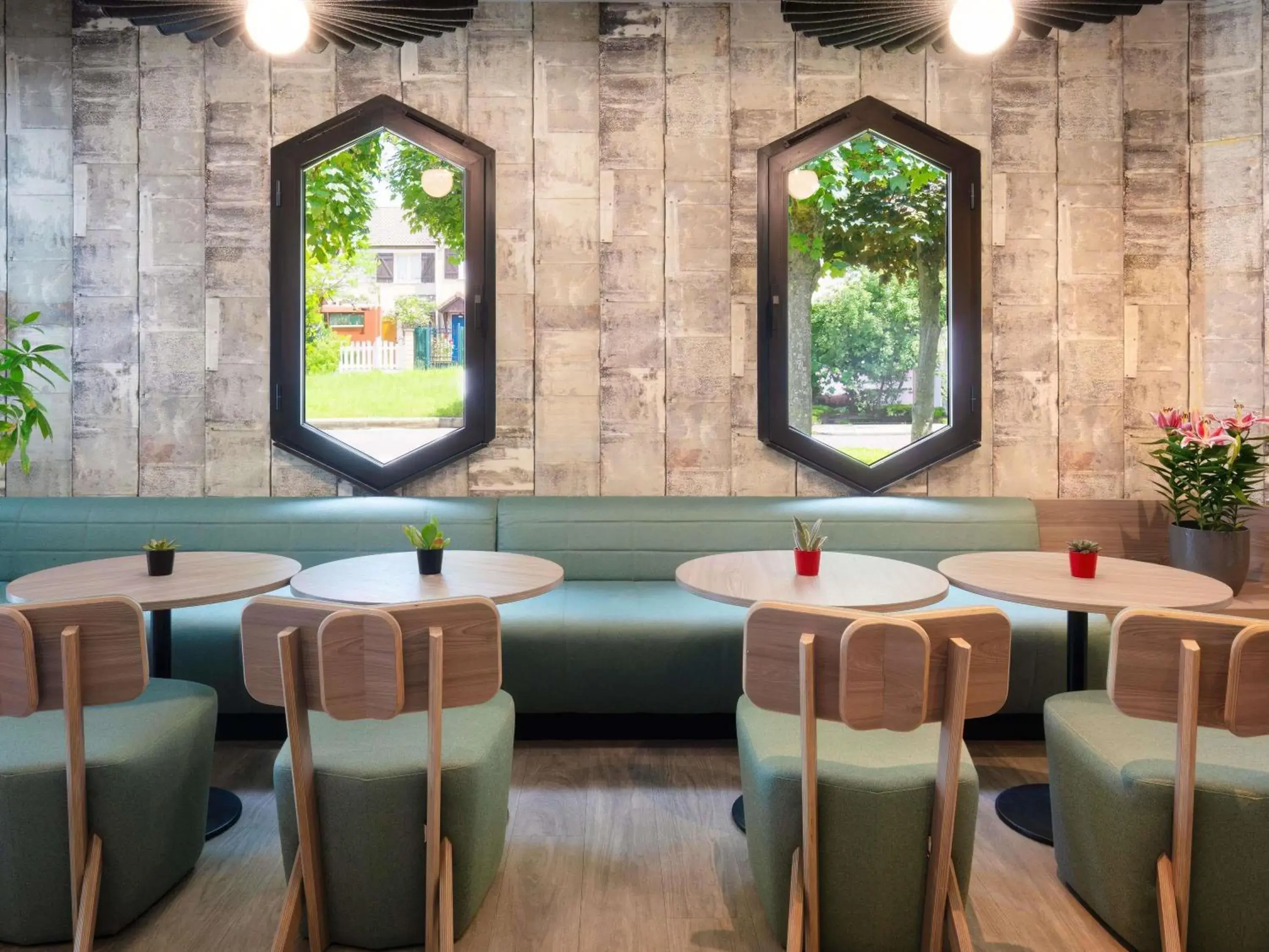 Lounge or bar in ibis Cergy Pontoise Le Port Lounge or bar in ibis Cergy Pontoise Le Port