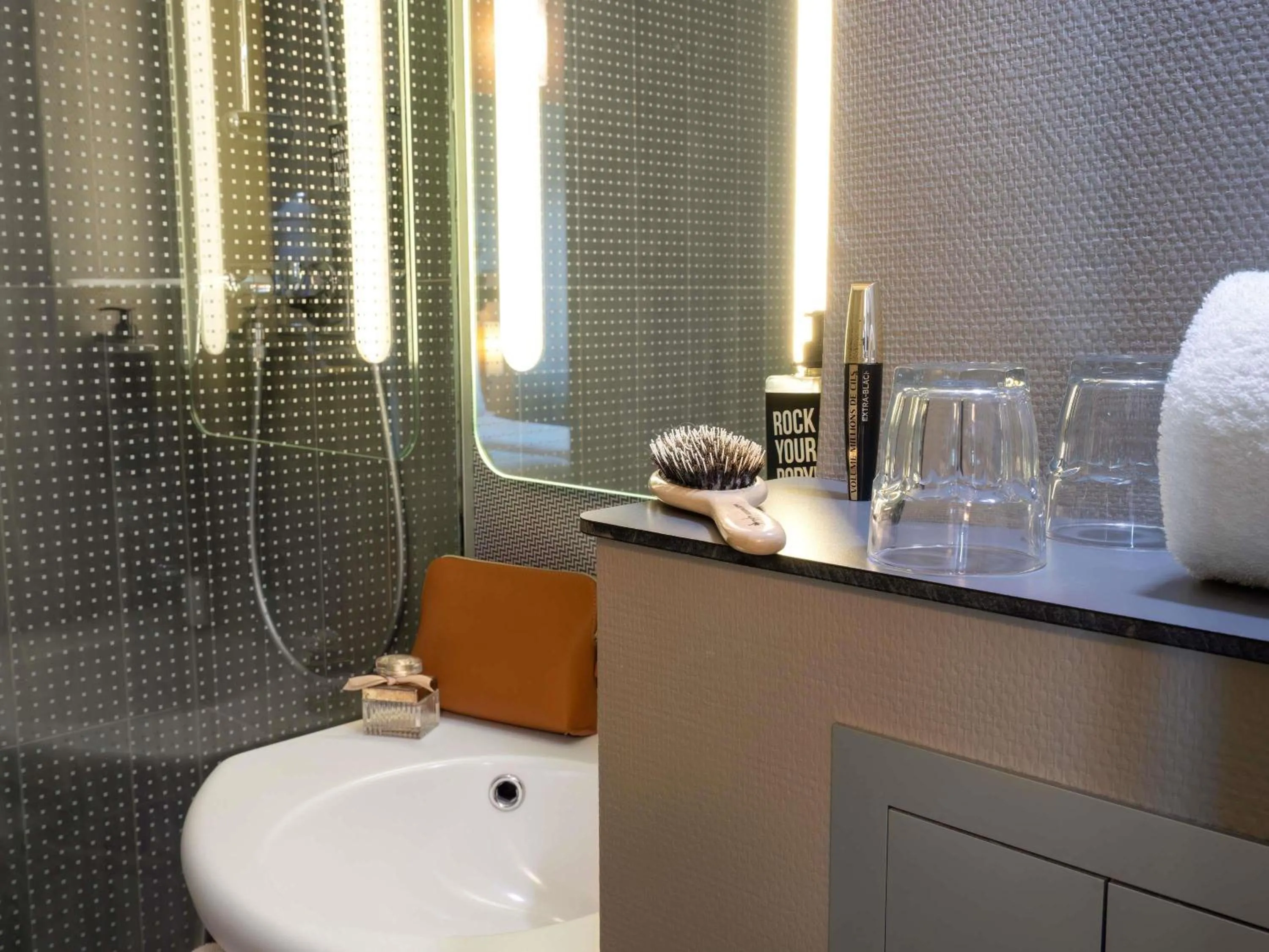 Bedroom in ibis Cergy Pontoise Le Port