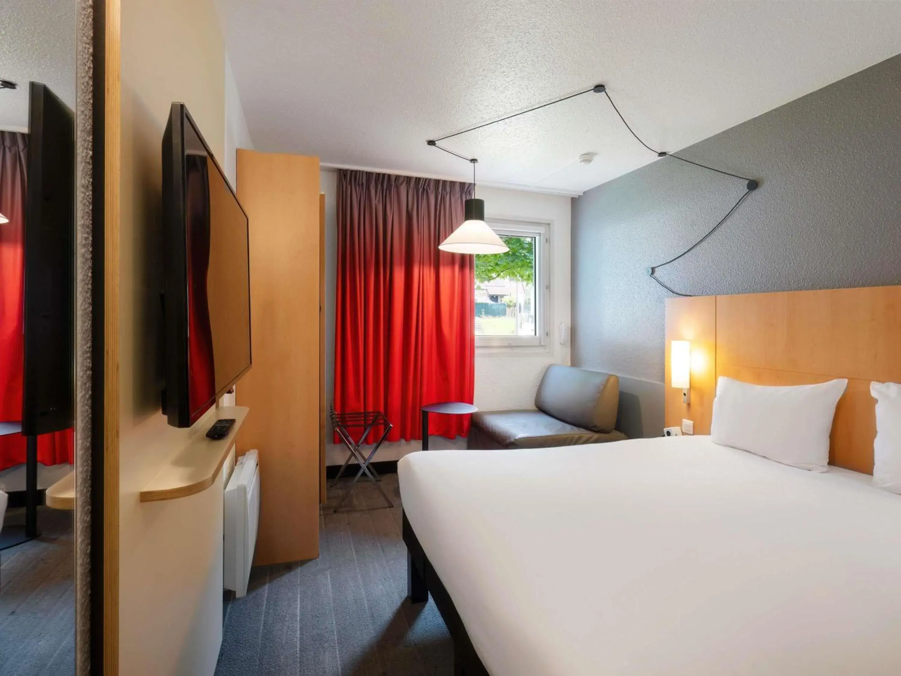 Bedroom, Bed in ibis Cergy Pontoise Le Port Bedroom, Bed in ibis Cergy Pontoise Le Port