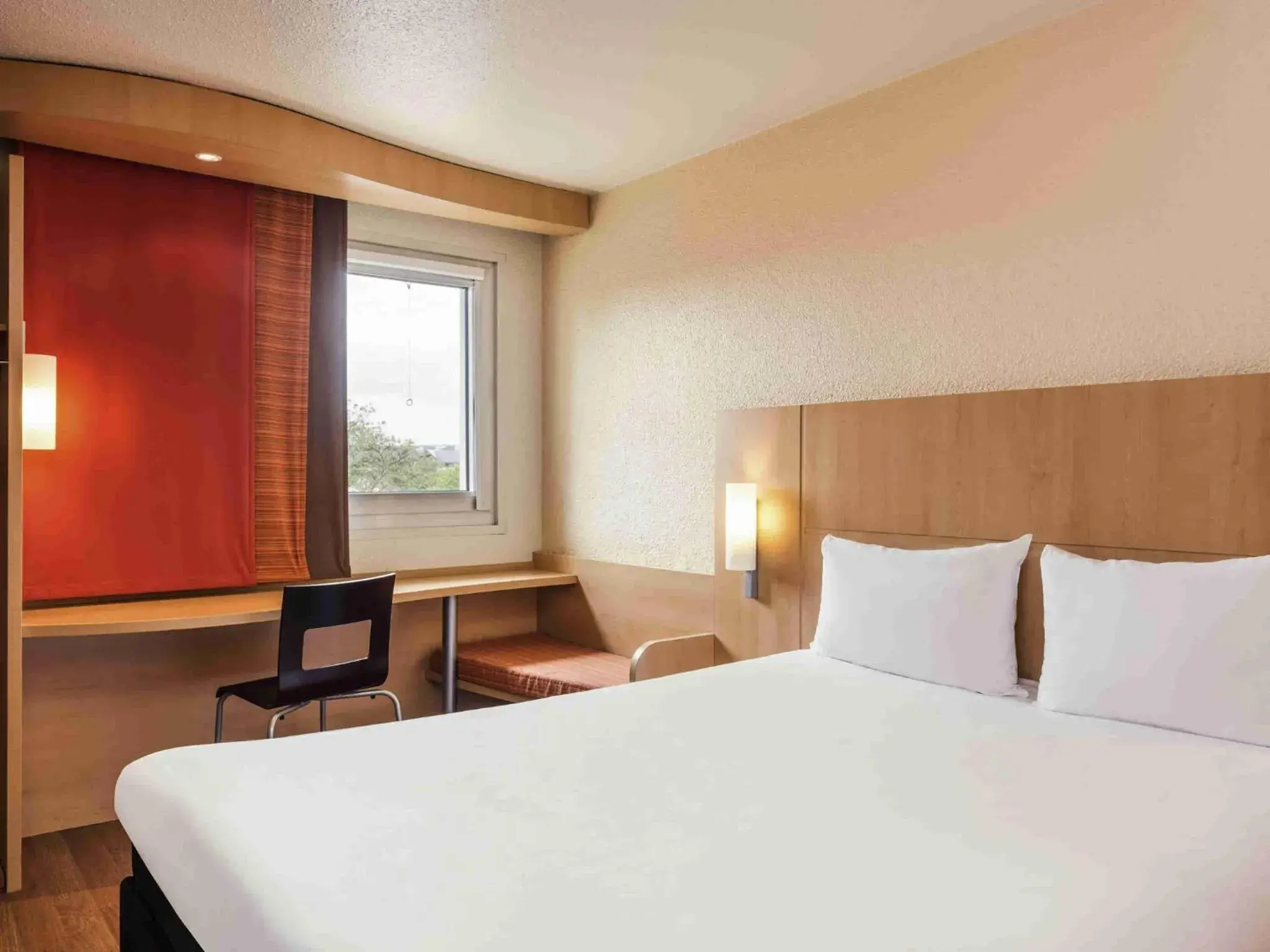 Bedroom, Bed in ibis Cergy Pontoise Le Port Bedroom, Bed in ibis Cergy Pontoise Le Port
