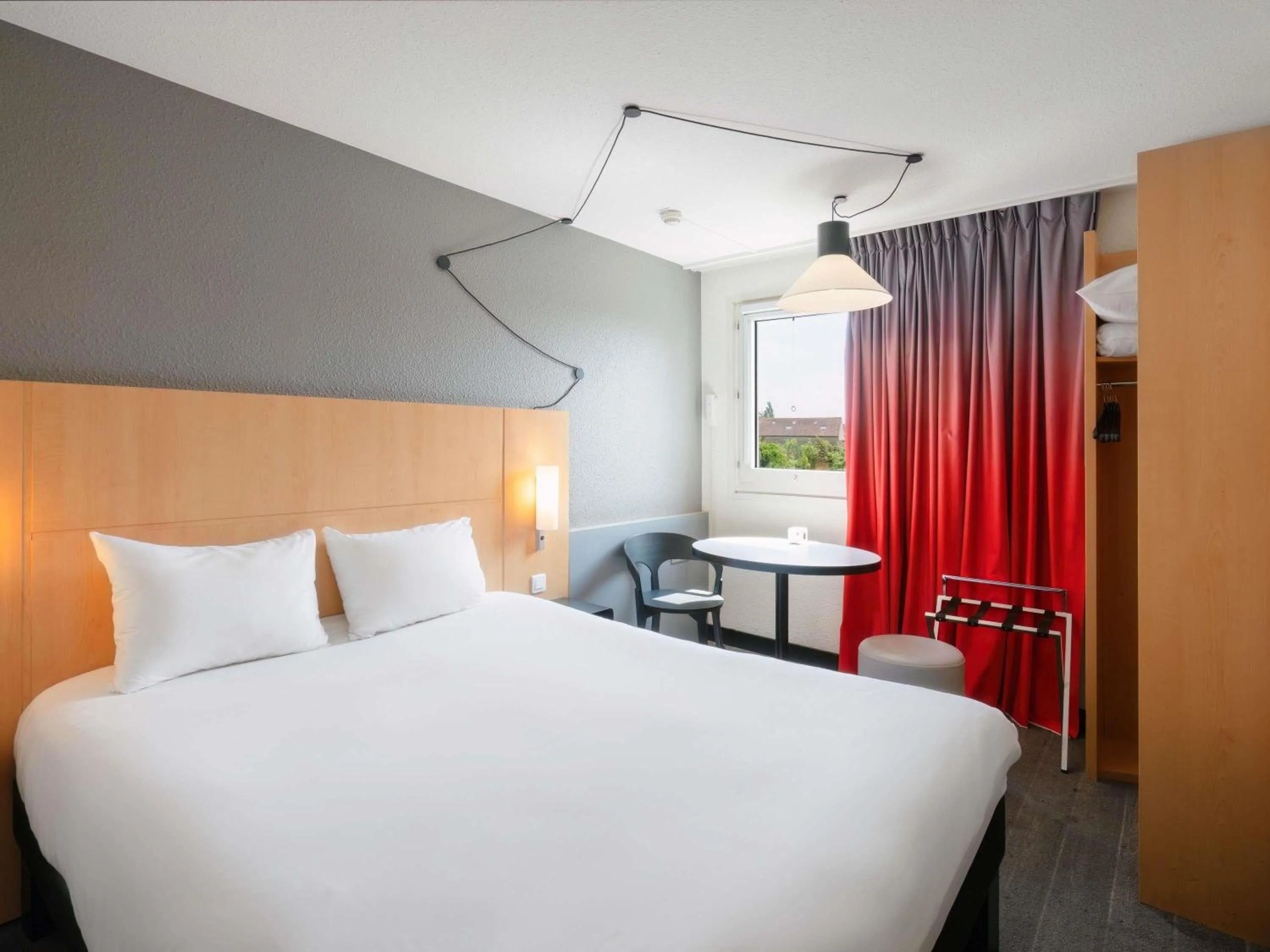 Bedroom, Bed in ibis Cergy Pontoise Le Port
