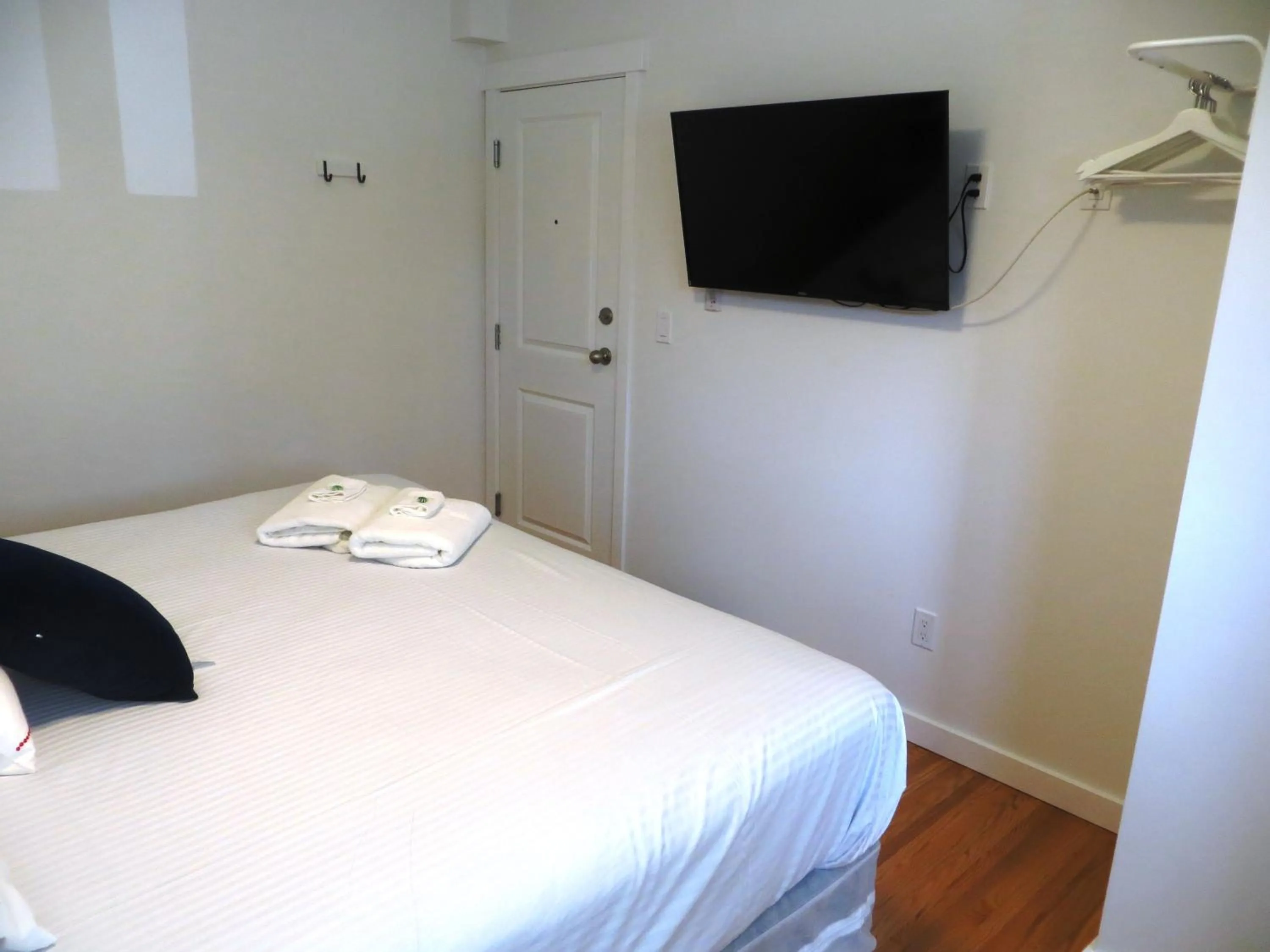 Photo of the whole room, Bed in The Inn on College