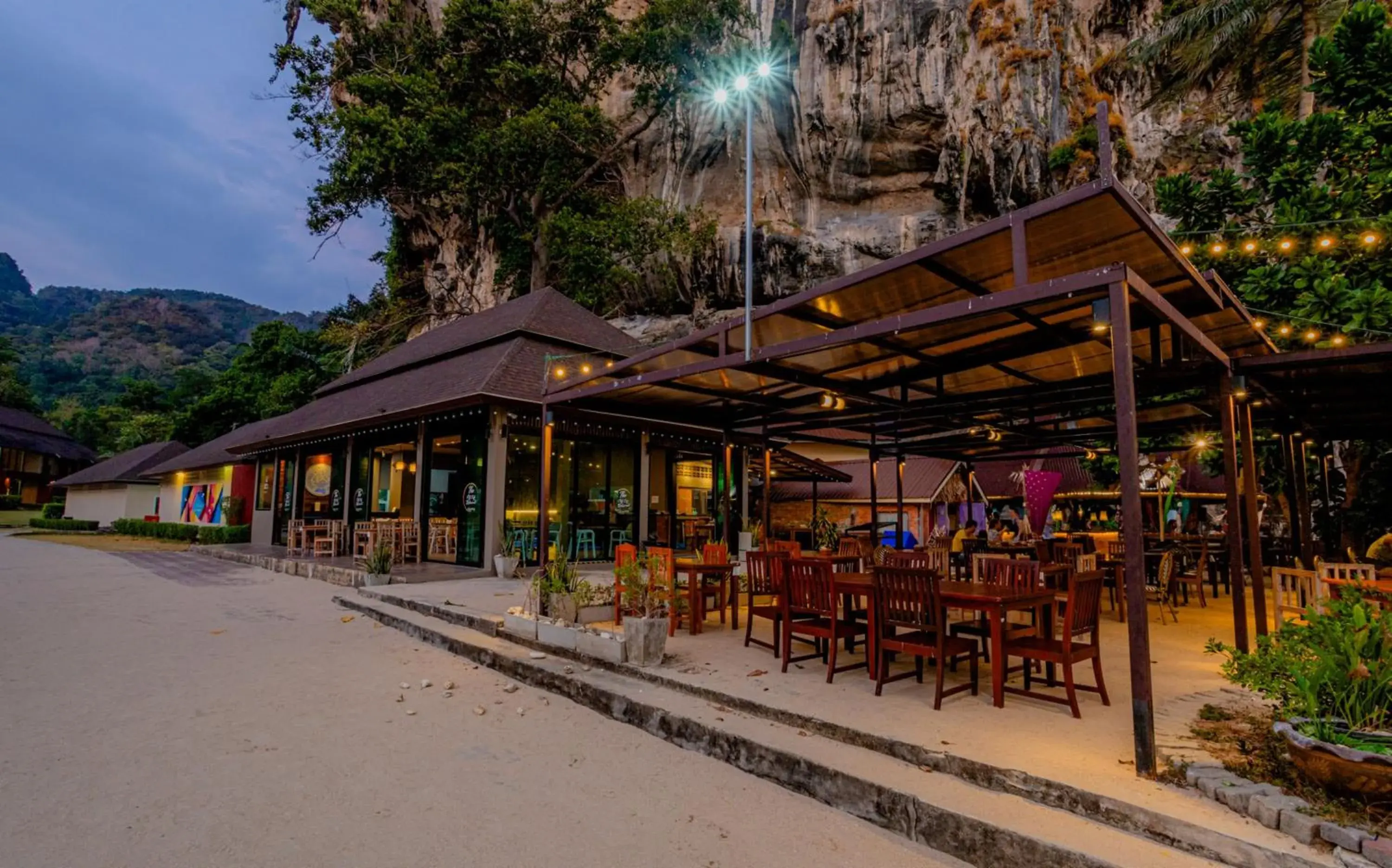 Restaurant/places to eat in Tonsai Bay Resort Restaurant/places to eat in Tonsai Bay Resort