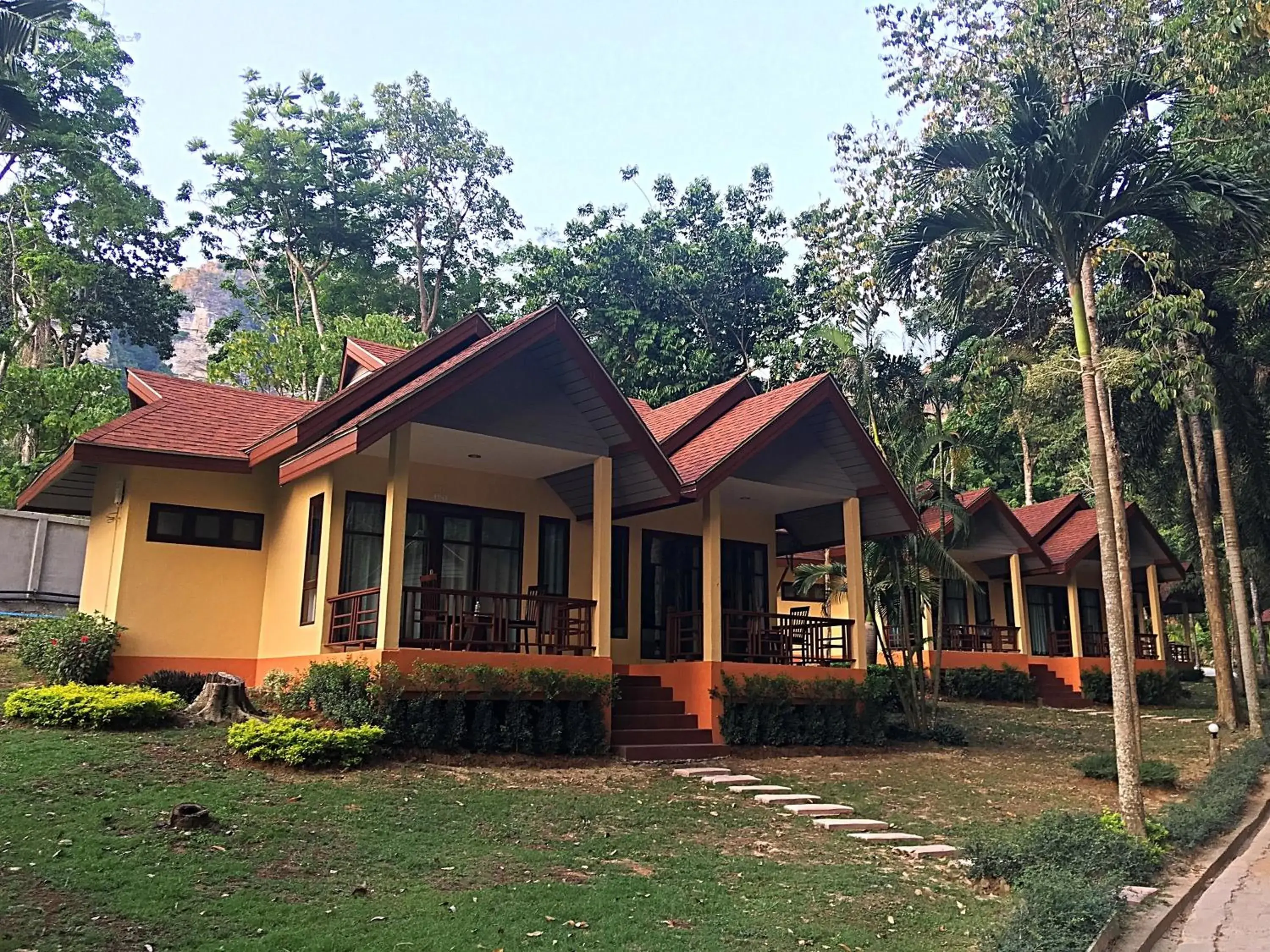 Property building in Tonsai Bay Resort Property building in Tonsai Bay Resort