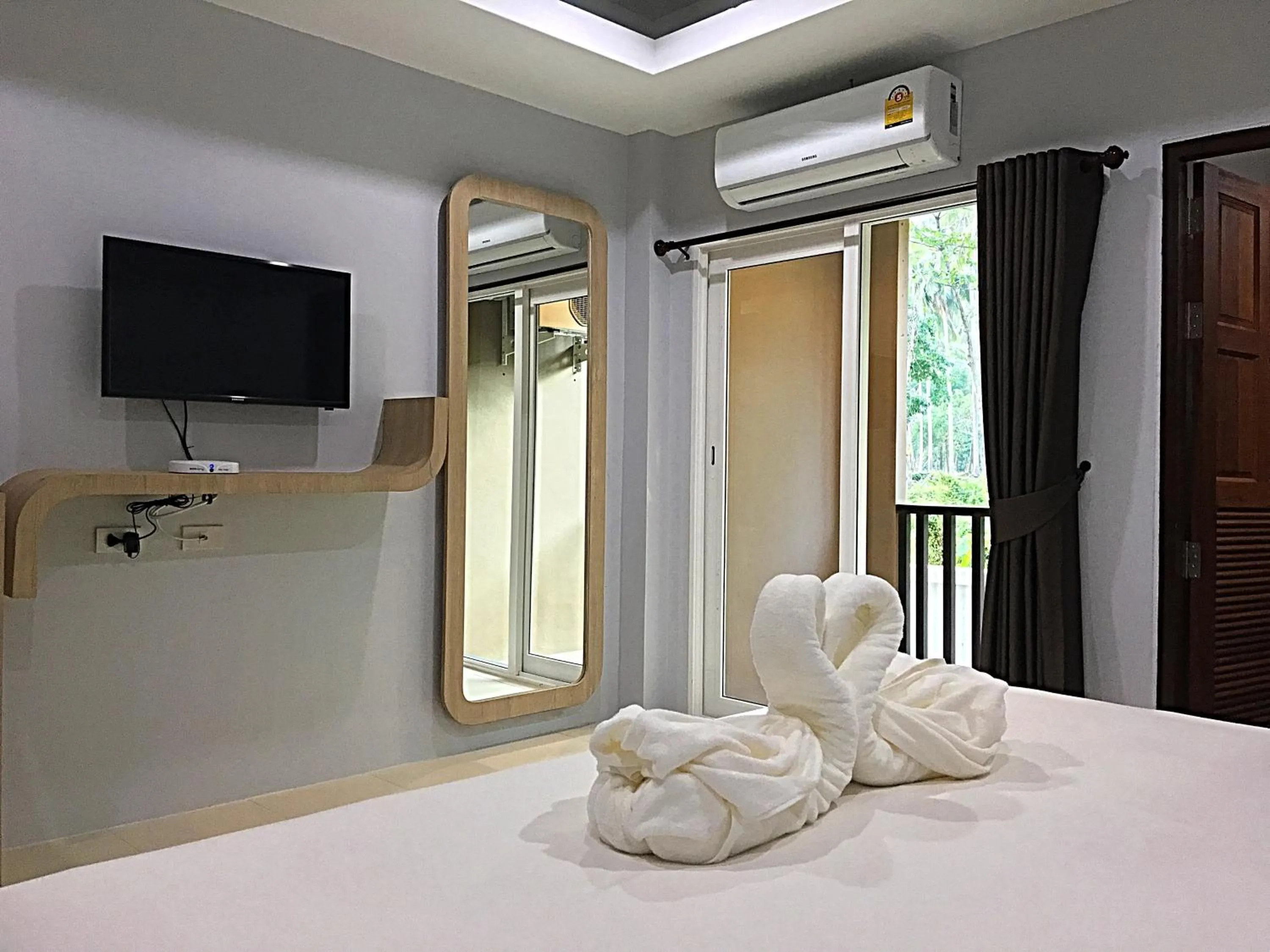 Photo of the whole room, Bed in Tonsai Bay Resort