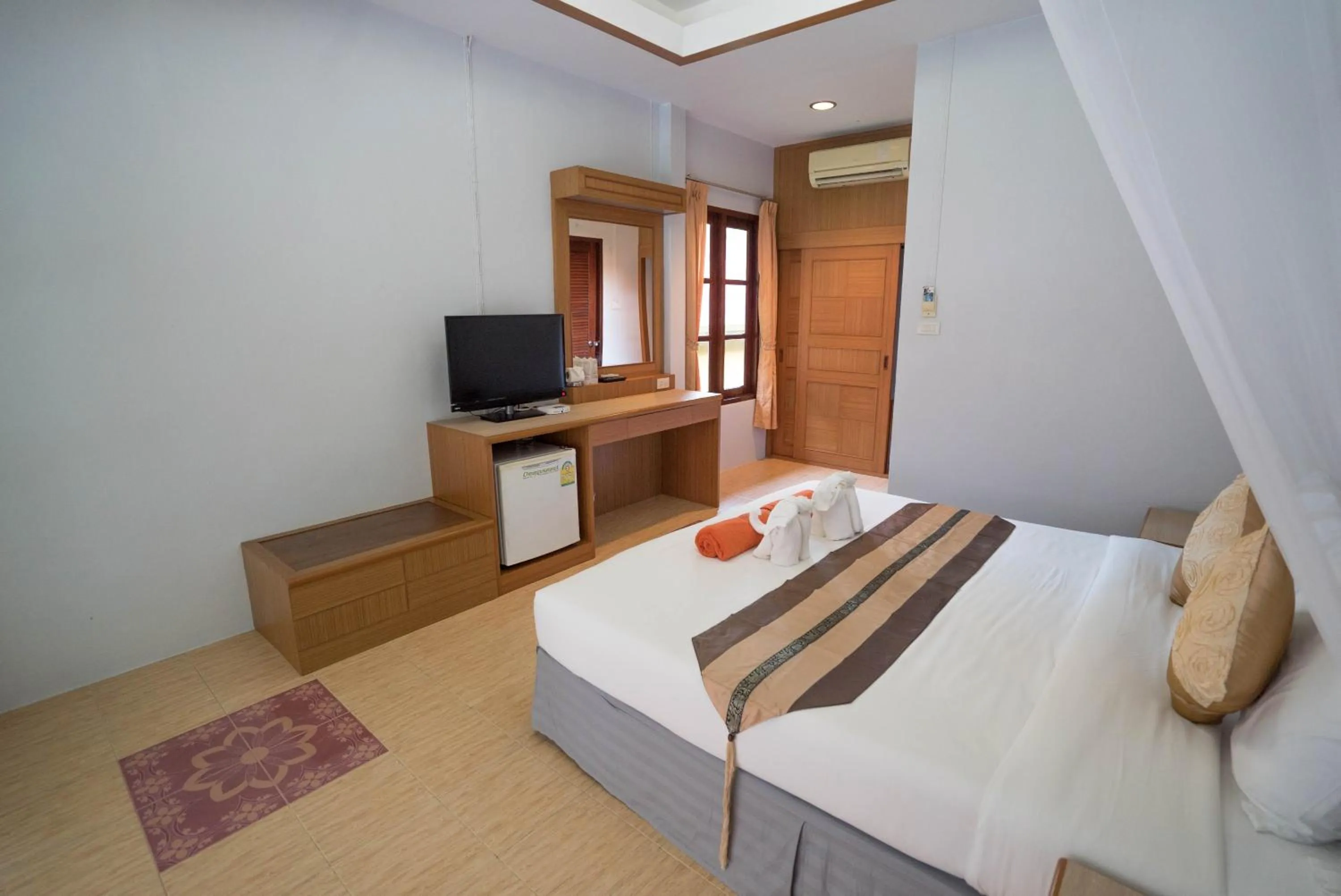 Photo of the whole room, Bed in Tonsai Bay Resort