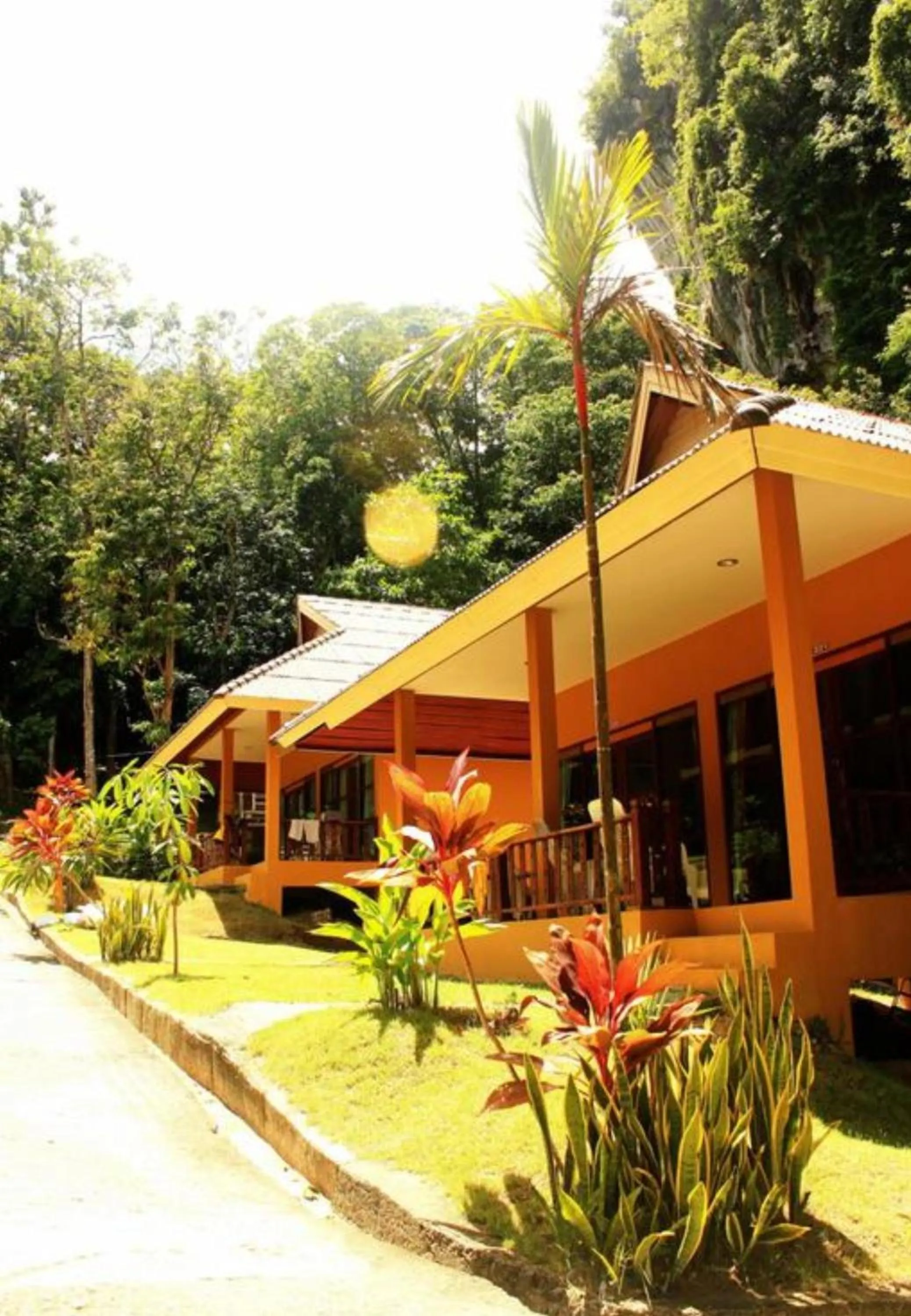 Facade/entrance in Tonsai Bay Resort
