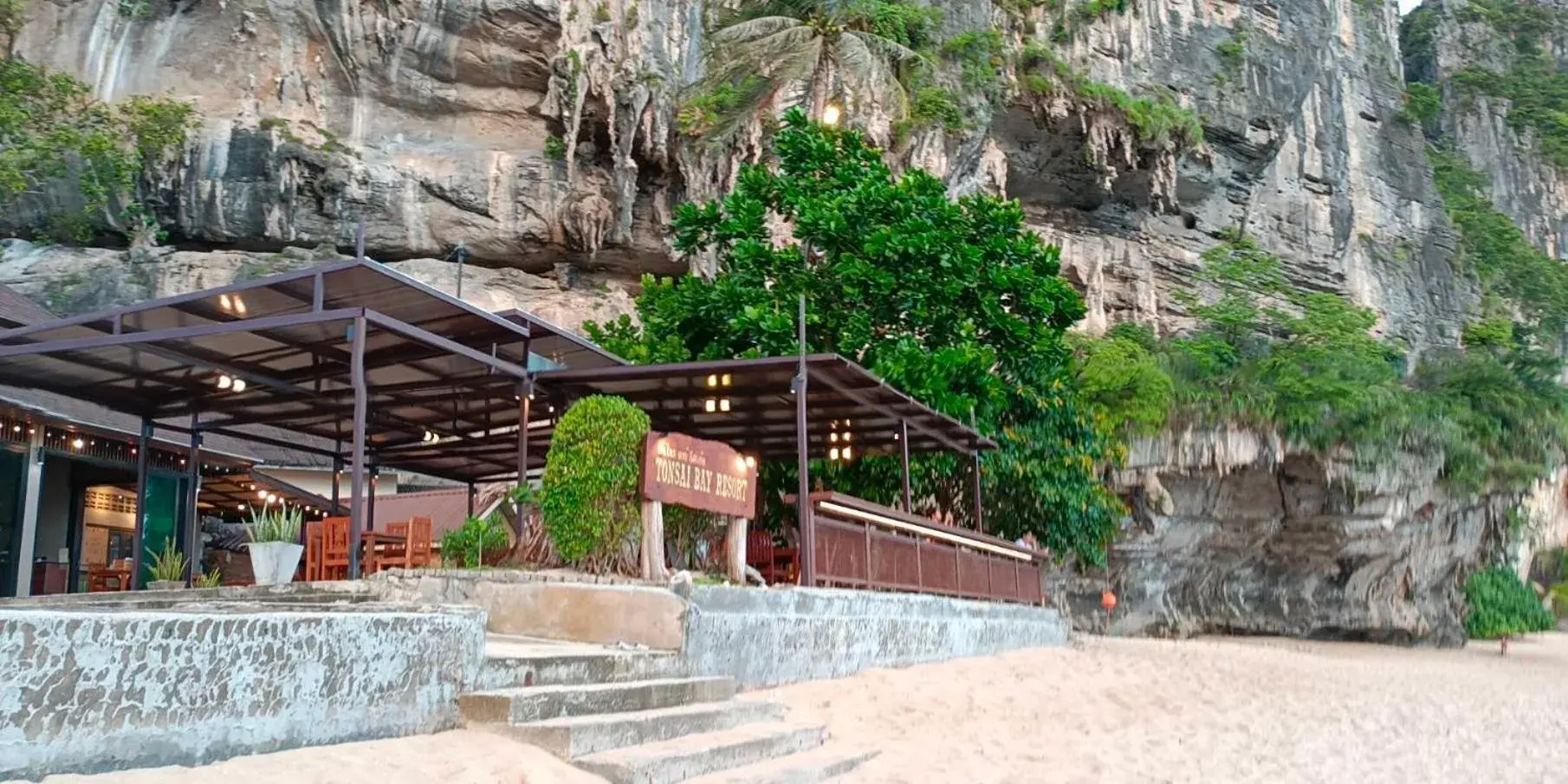 Restaurant/places to eat in Tonsai Bay Resort Restaurant/places to eat in Tonsai Bay Resort