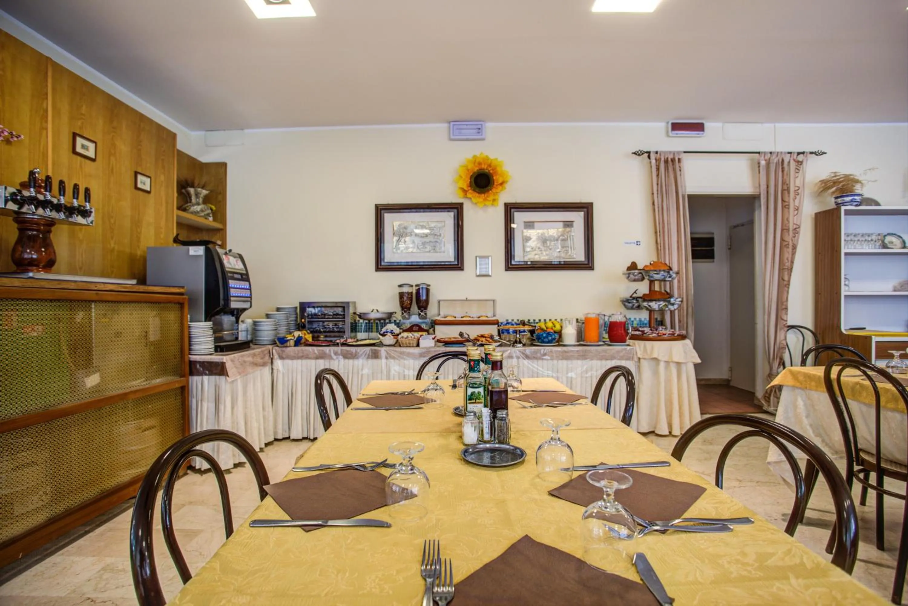 Restaurant/places to eat in Hotel Tiziana