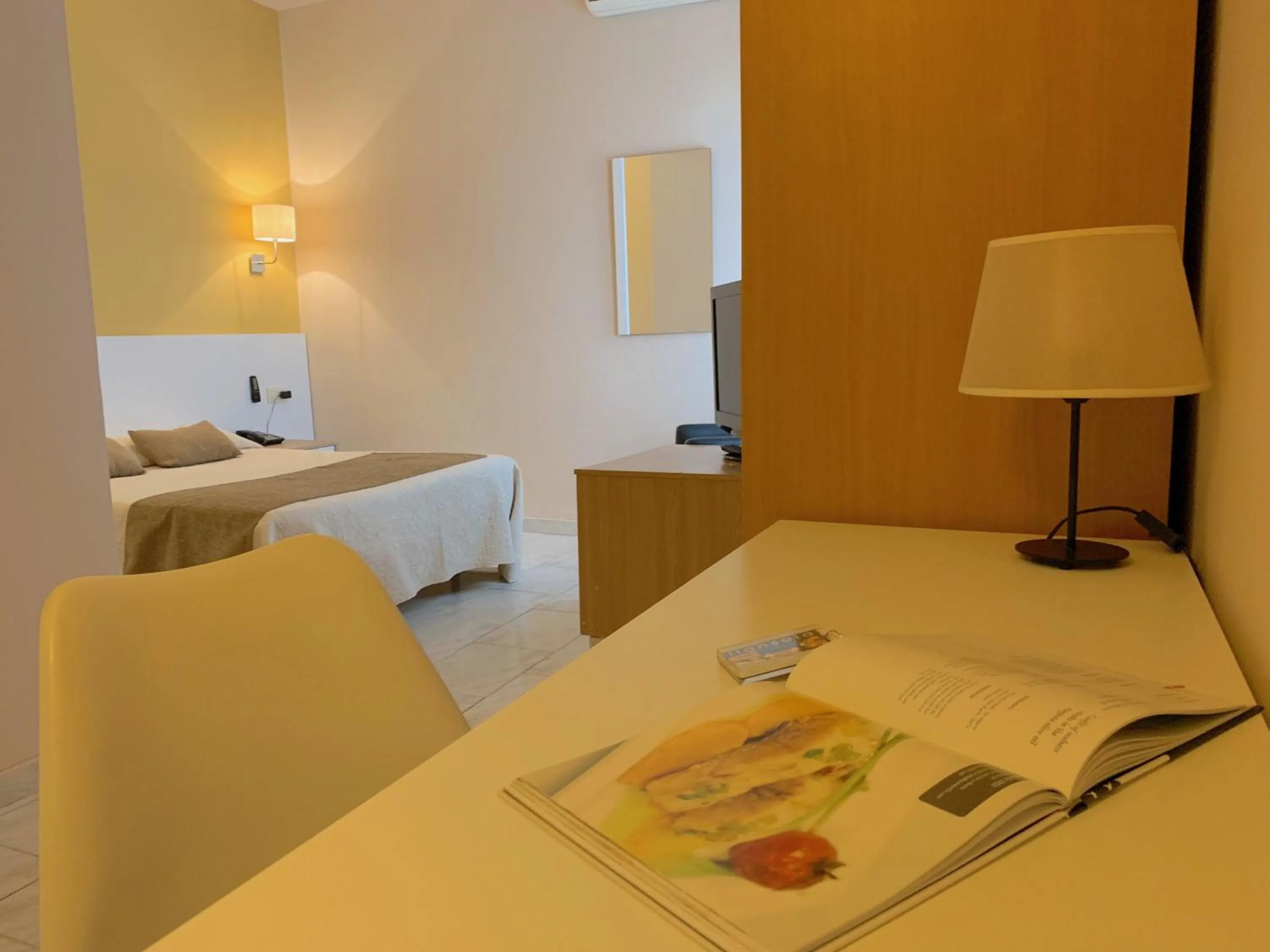 Bed in Hotel Restaurant Llansola