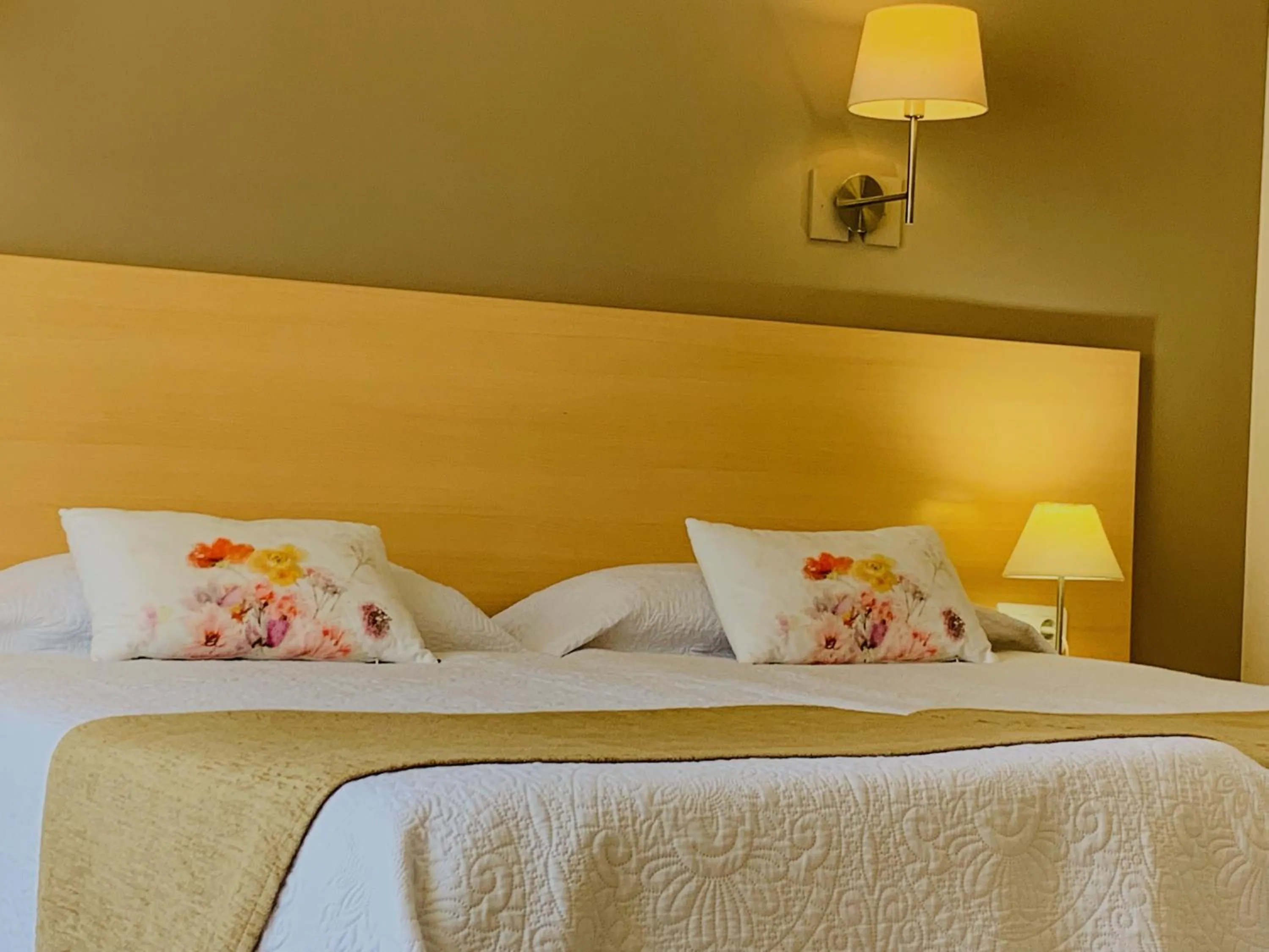 Bed in Hotel Restaurant Llansola