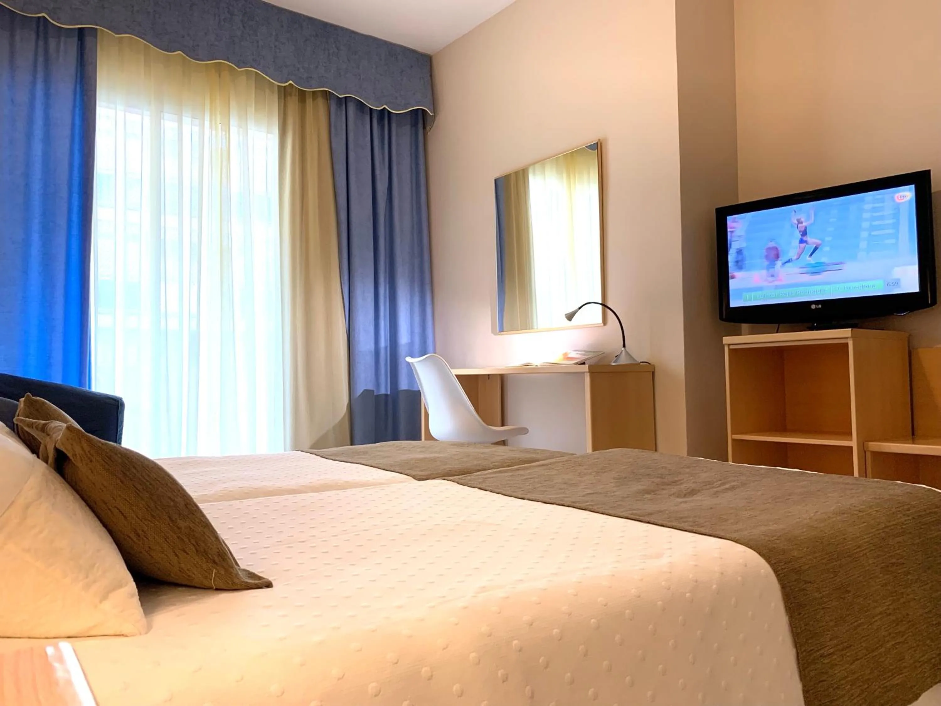 Photo of the whole room, Bed in Hotel Restaurant Llansola