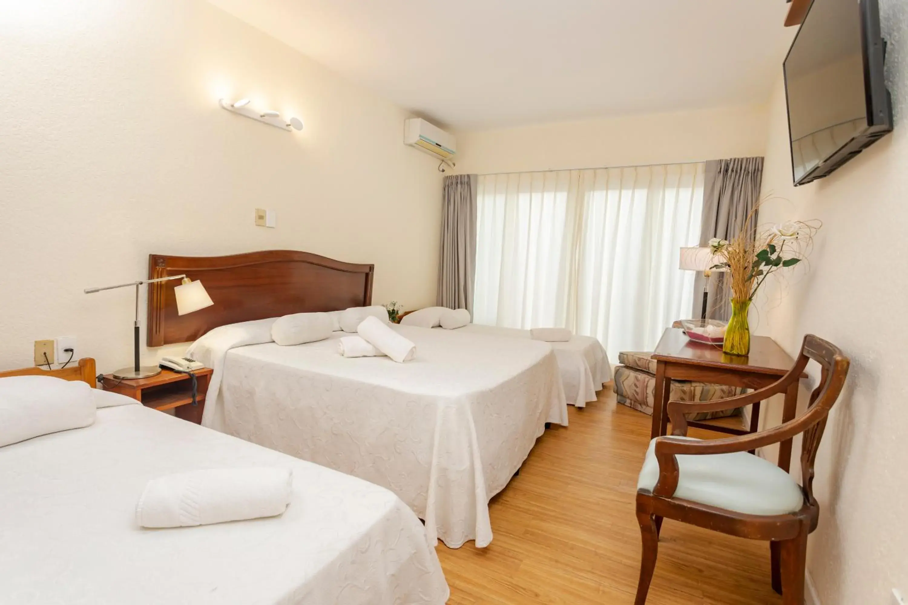 Standard Quadruple Room in Hotel Bahamas Standard Quadruple Room in Hotel Bahamas